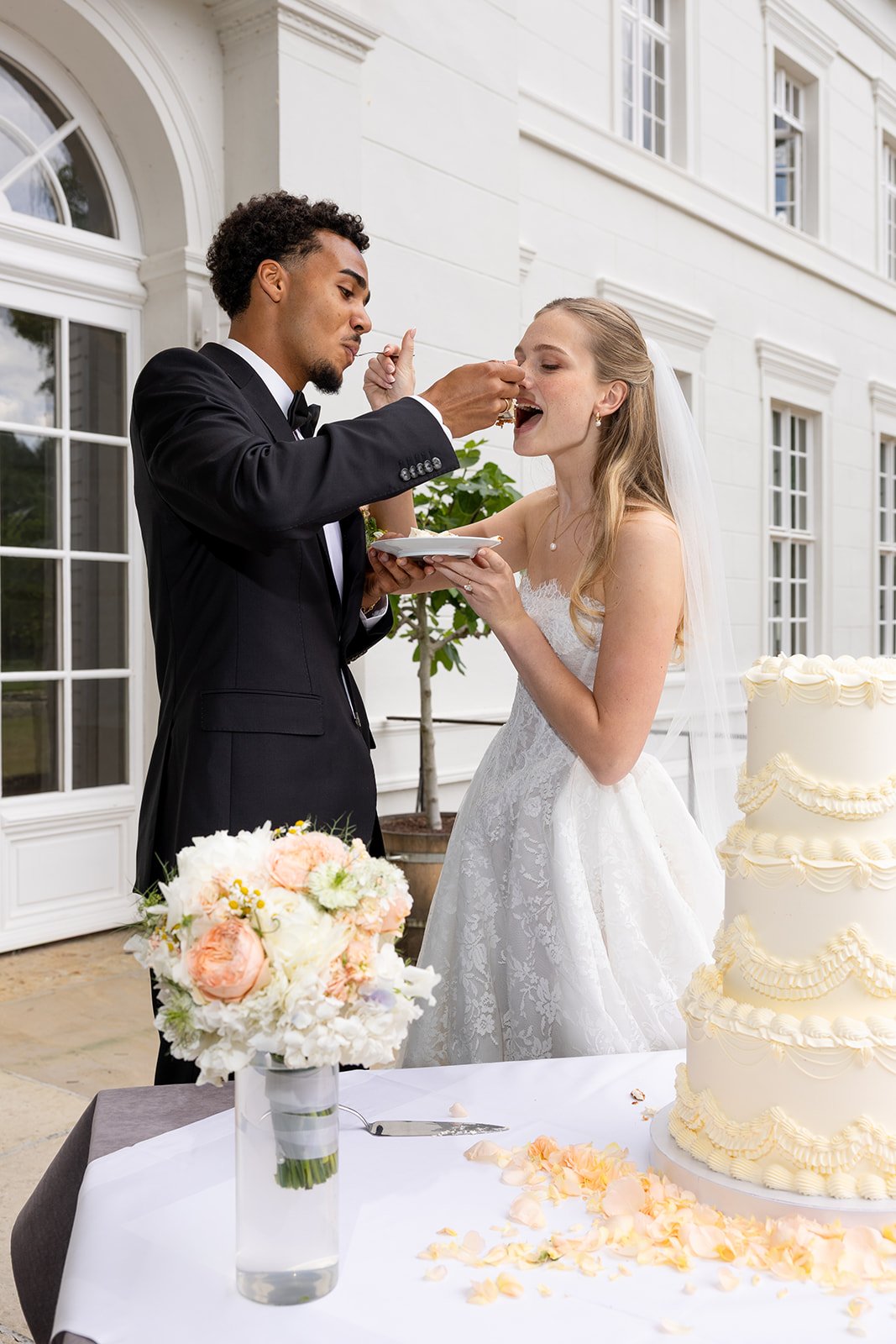 Fábio&amp;Jules_bride-groom-first-bite-wedding-cake.jpg