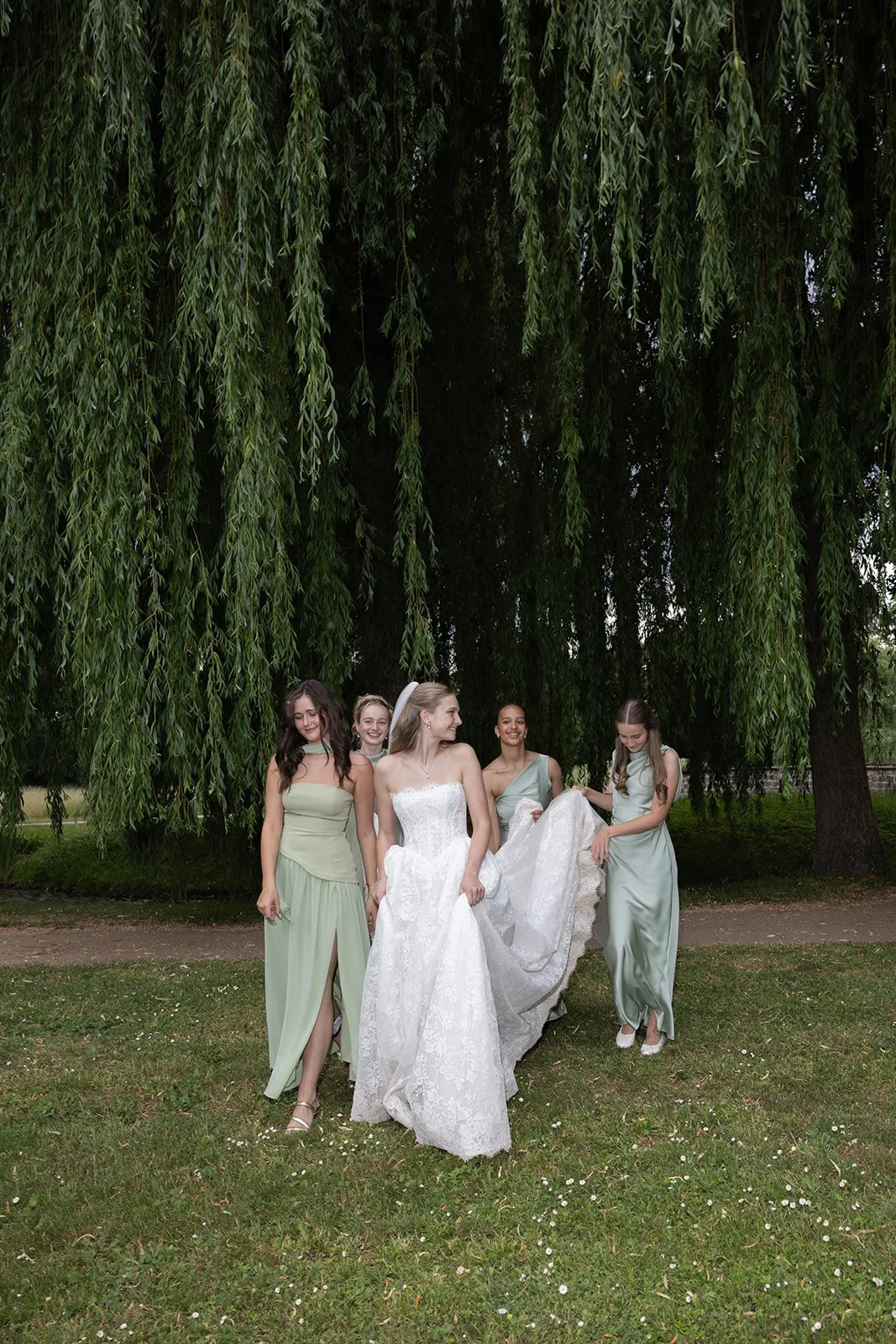 Fábio&amp;Jules_castle-wedding-friends-group-photo.jpg