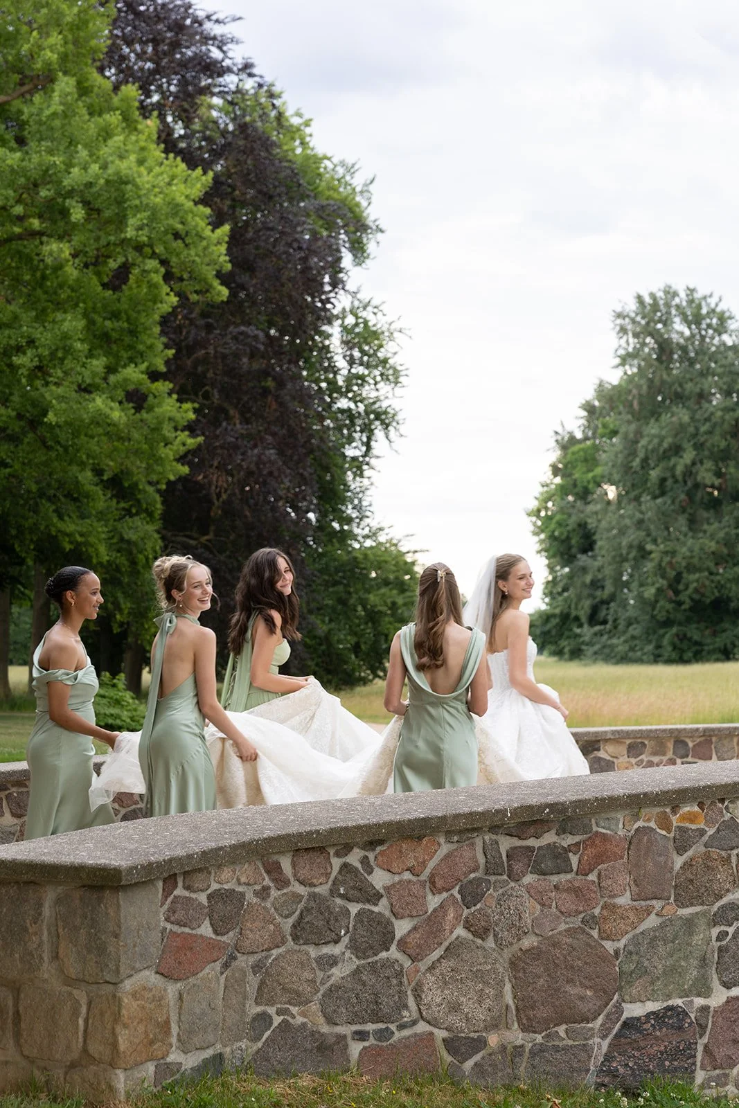 Fábio&amp;Jules_bride-getting-ready-with-family-friends-european-wedding.jpg