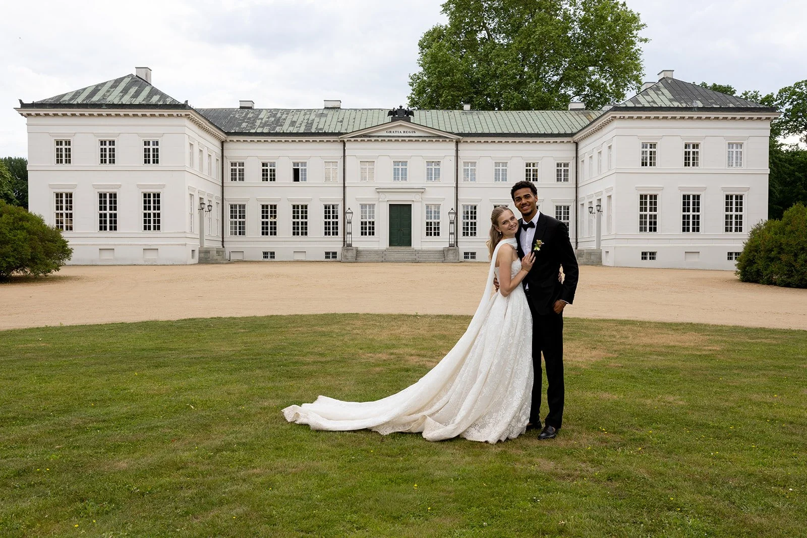 Fábio&amp;Jules_romantic-castle-garden-wedding-portrait.jpg