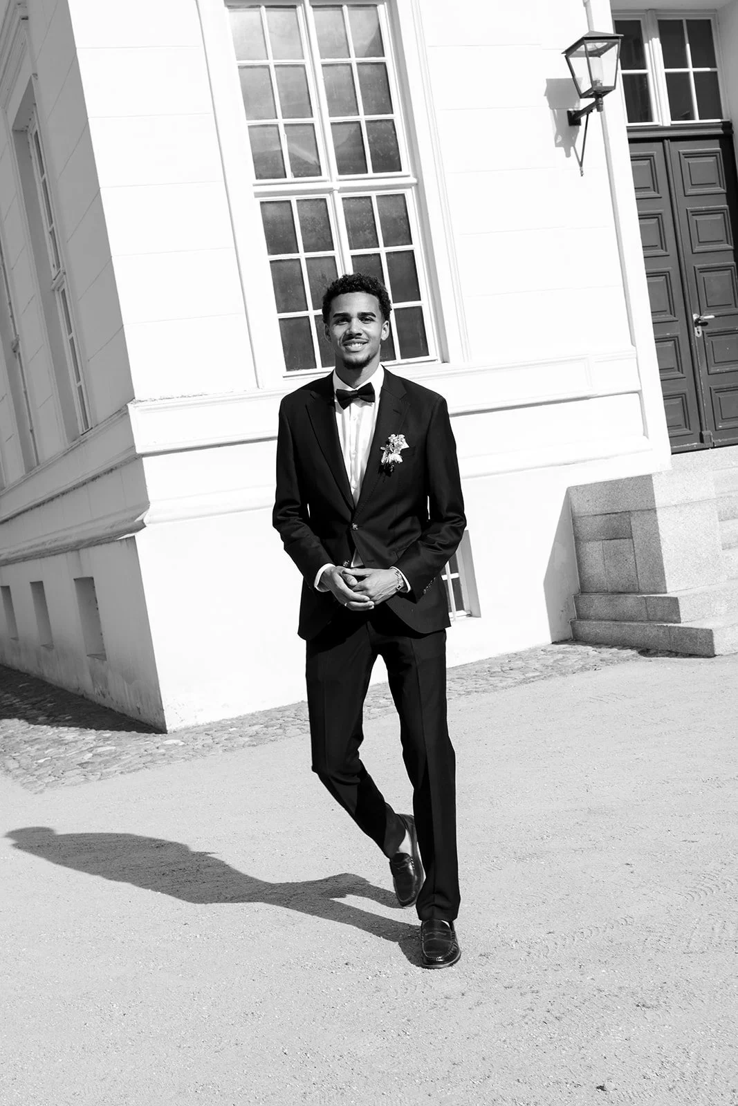 Fábio&amp;Jules_groom-wedding-portrait-castle-architecture.jpg