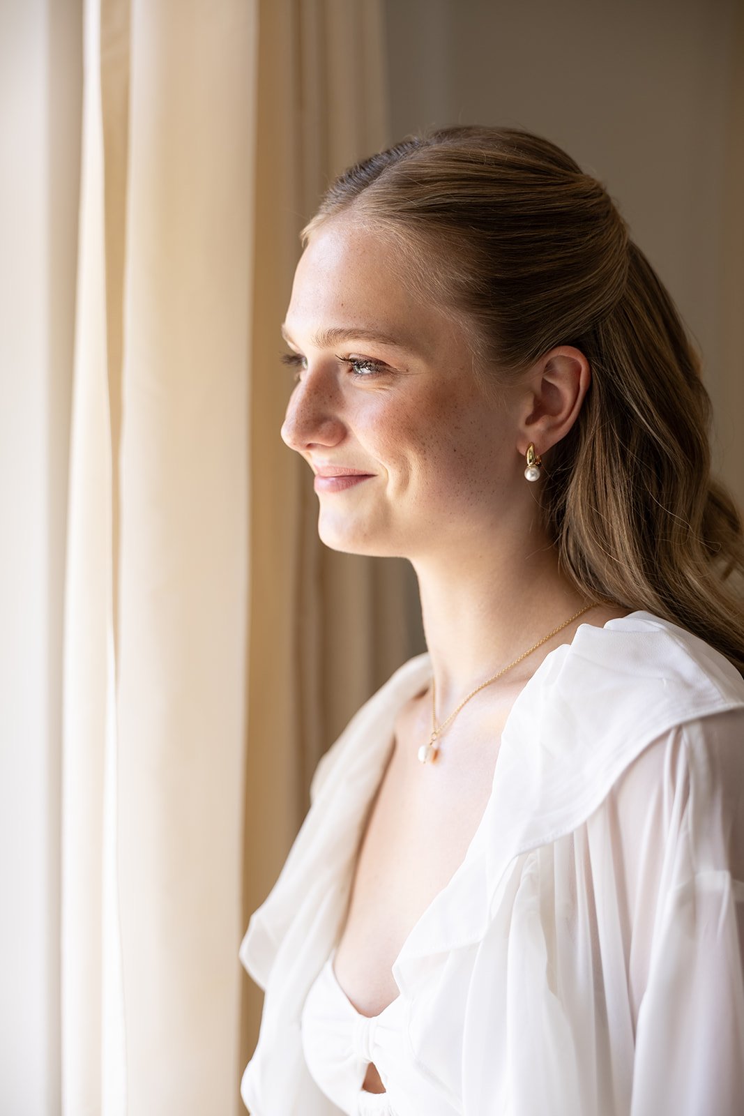 Fábio&amp;Jules_bride-portrait-getting-ready-bridgerton-vibe-wedding.jpg