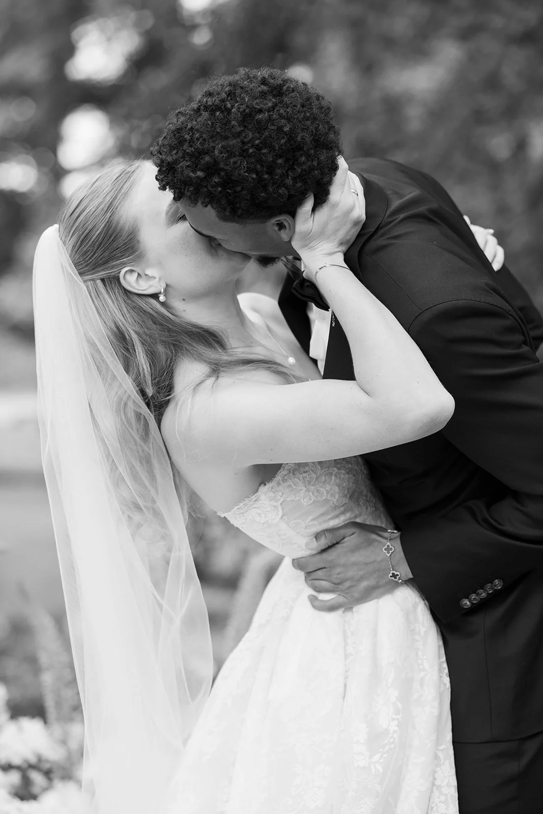 Fábio&amp;Jules_wedding-kiss-bride-groom-castle-wedding.jpg