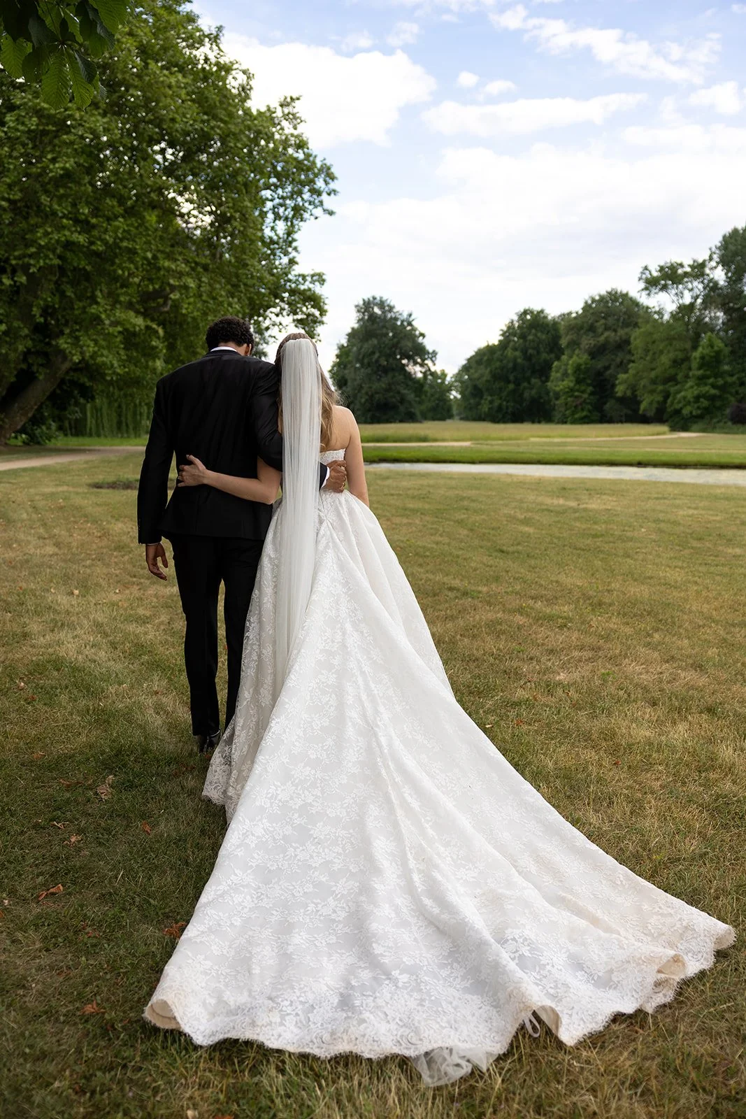 Fábio&amp;Jules_bride-groom-walking-castle-gardens.jpg