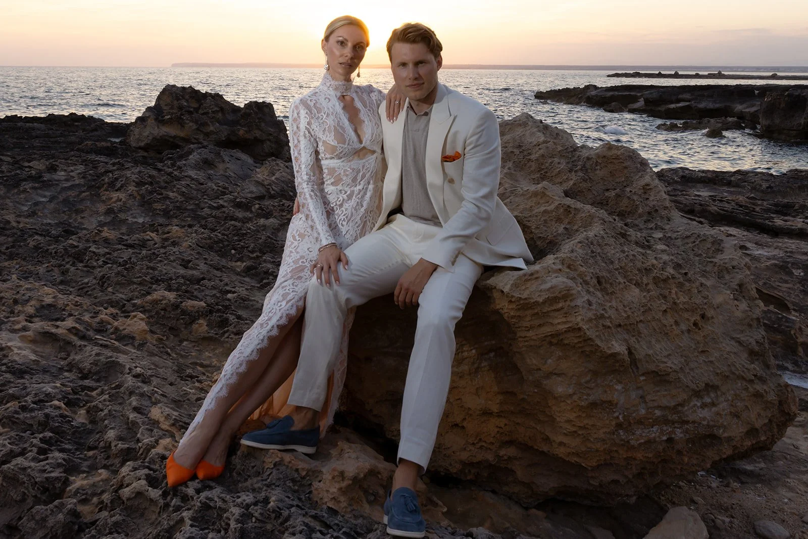 Wedding photos Mallorca during golden hour on rough coastline