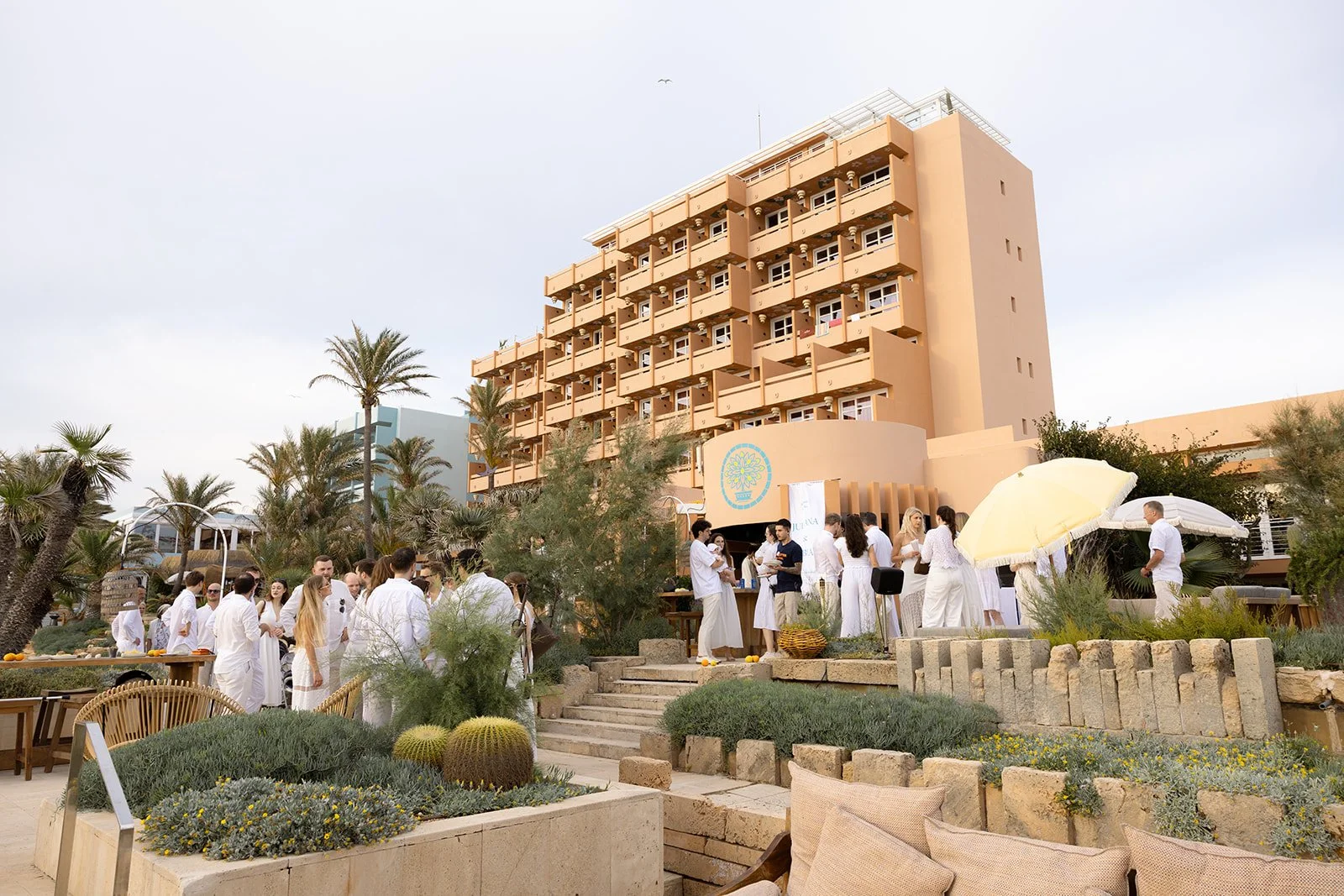 Wedding photography Mallorca all-white welcome evening