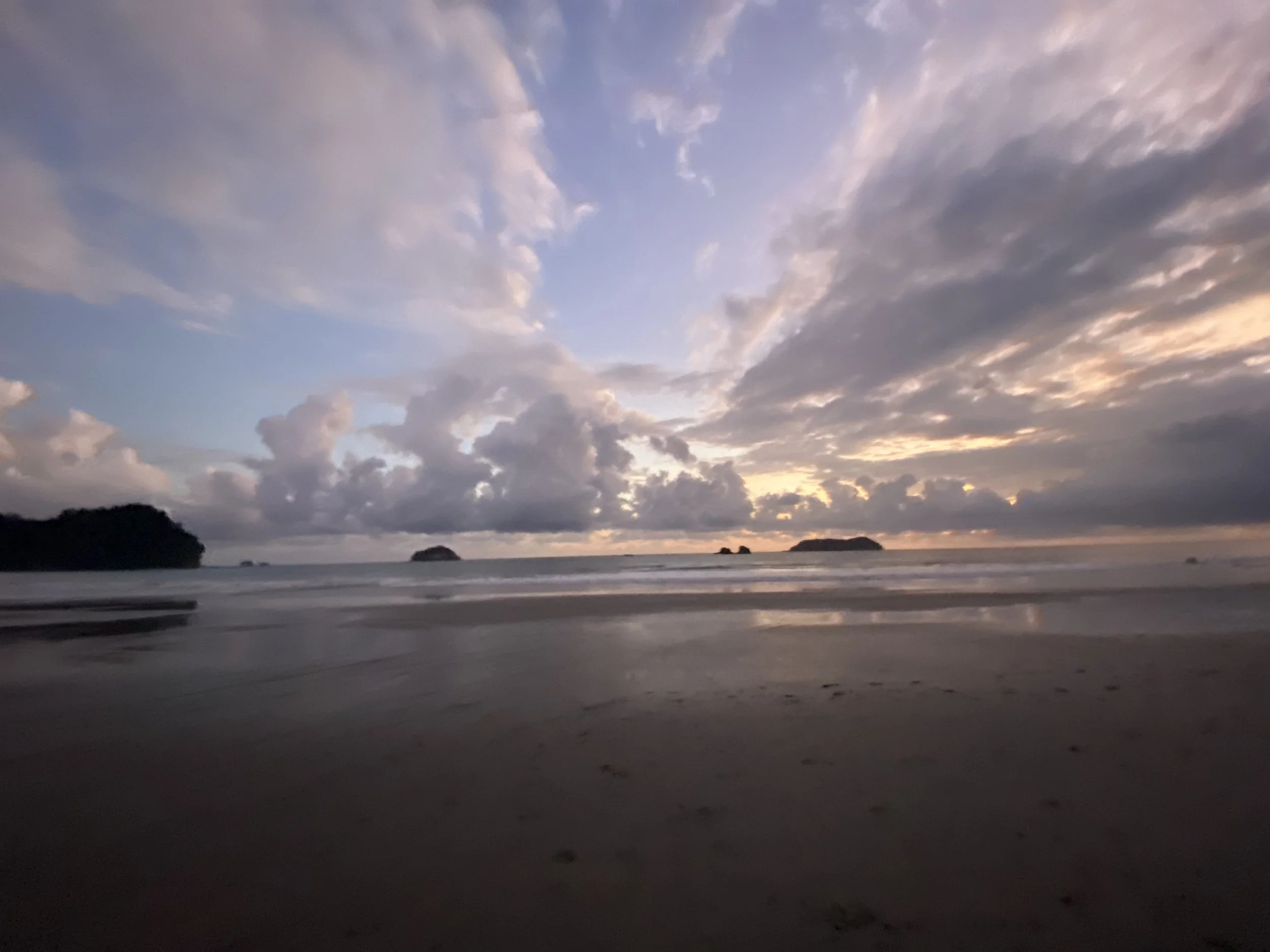 playa manuel antonio sunset