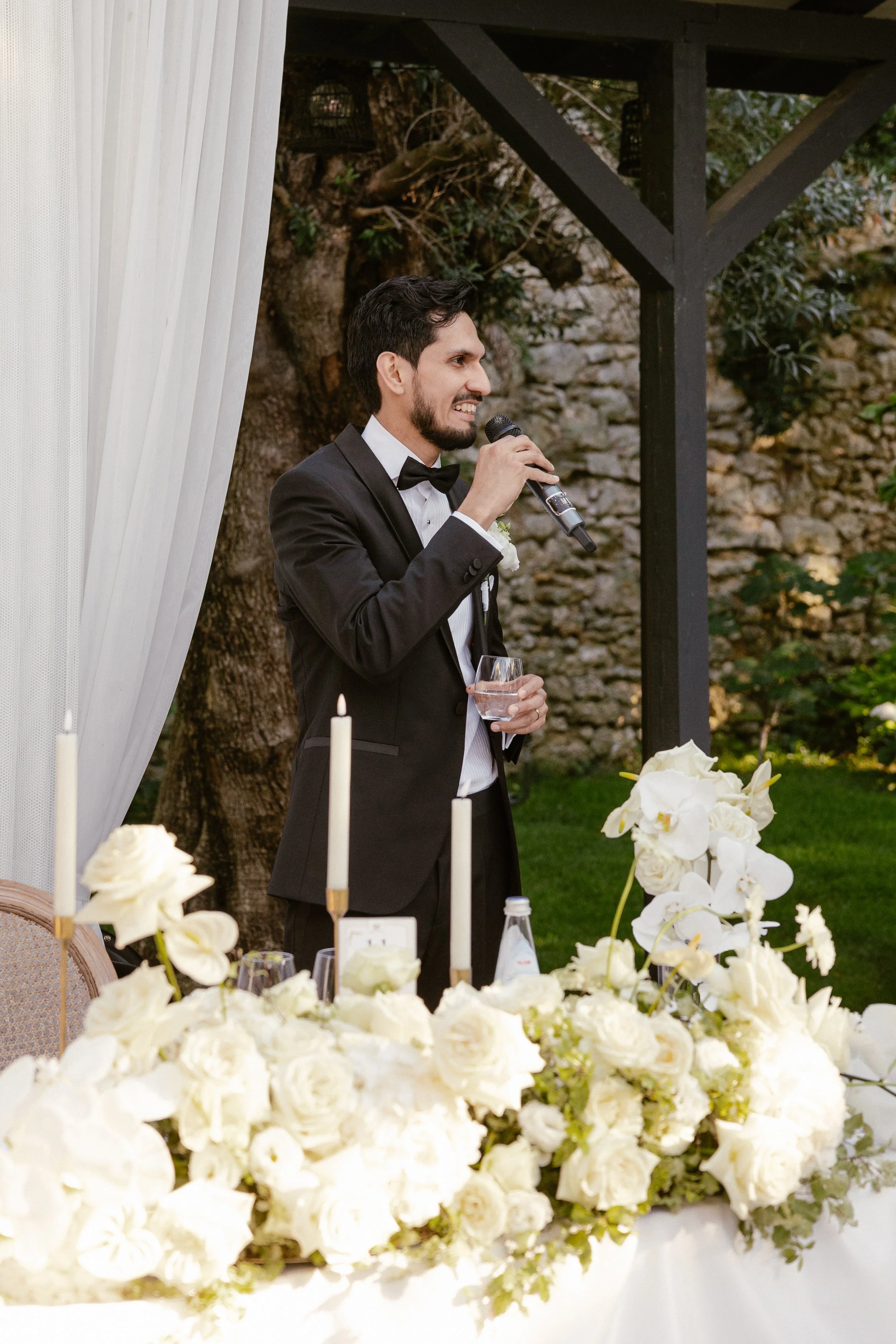 A joyful summer afternoon at the exclusive Morrhof Piazza Toscana, where celebration begins early. Surrounded by warm sunlight, guests gather for music, dancing and heartfelt moments. The iconic first dance on the pool creates a striking contrast of 
