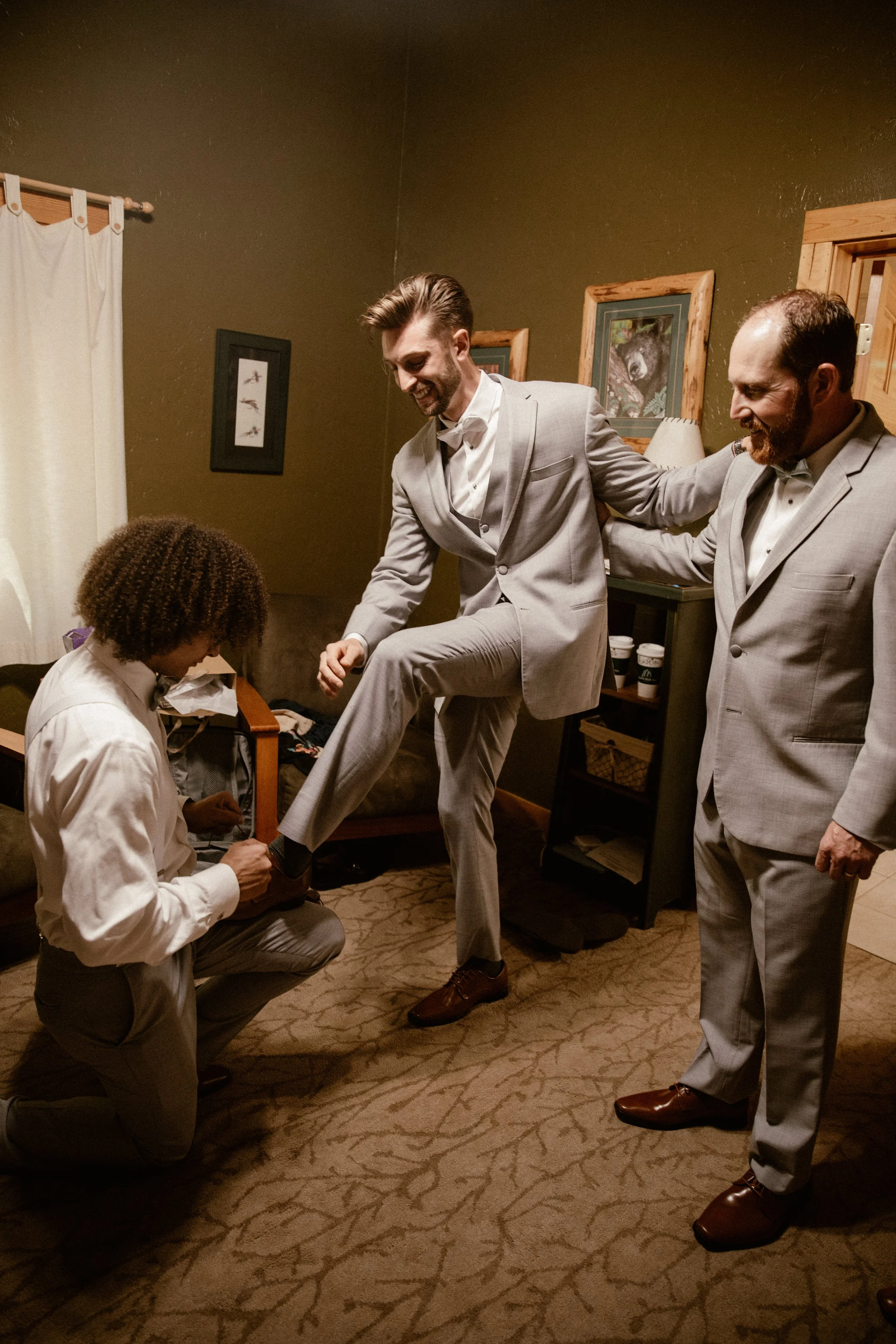 Getting Ready with Groom and Bride. Brautjungfern und Trauzeugen und Trauzeuginnen. White Carmen Wedding Dress Hochzeitskleid.
