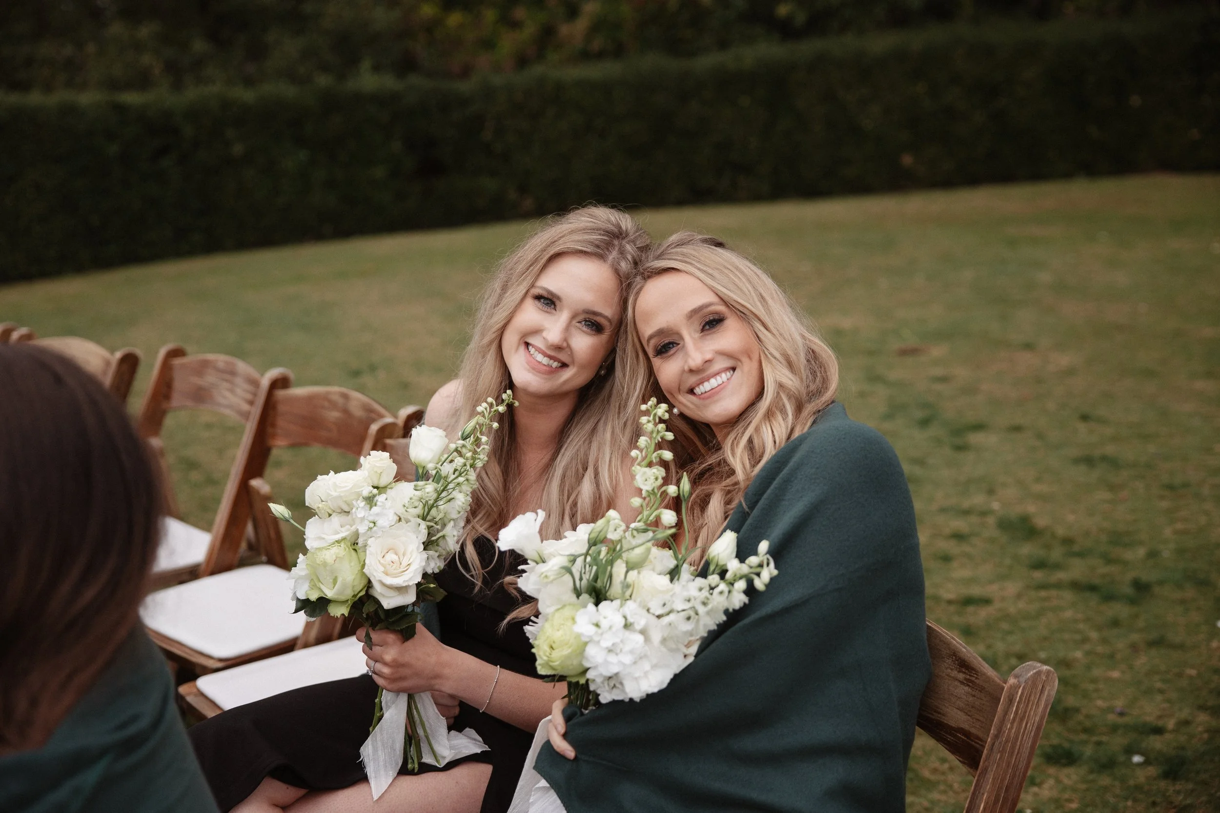 The reception continued the elegant and exclusive atmosphere with beautifully styled tables, soft lighting, and refined details. Dinner was accompanied by heartfelt speeches from family and friends, blending emotion, laughter, and warmth. During suns