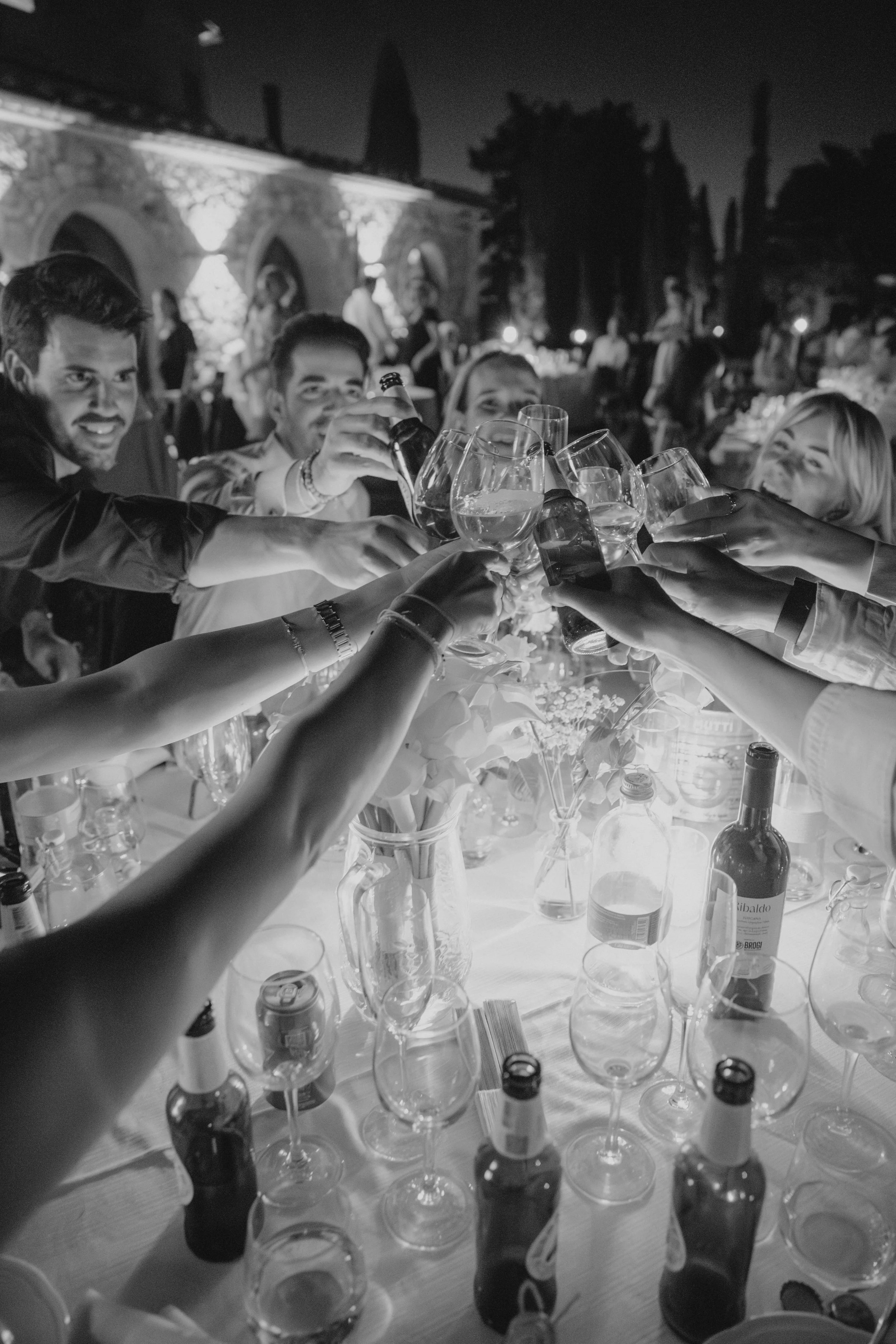 Relaxed and elegant Tuscany wedding dinner under the open sky, with natural white and green wedding styling, long summer evenings and an intimate atmosphere.