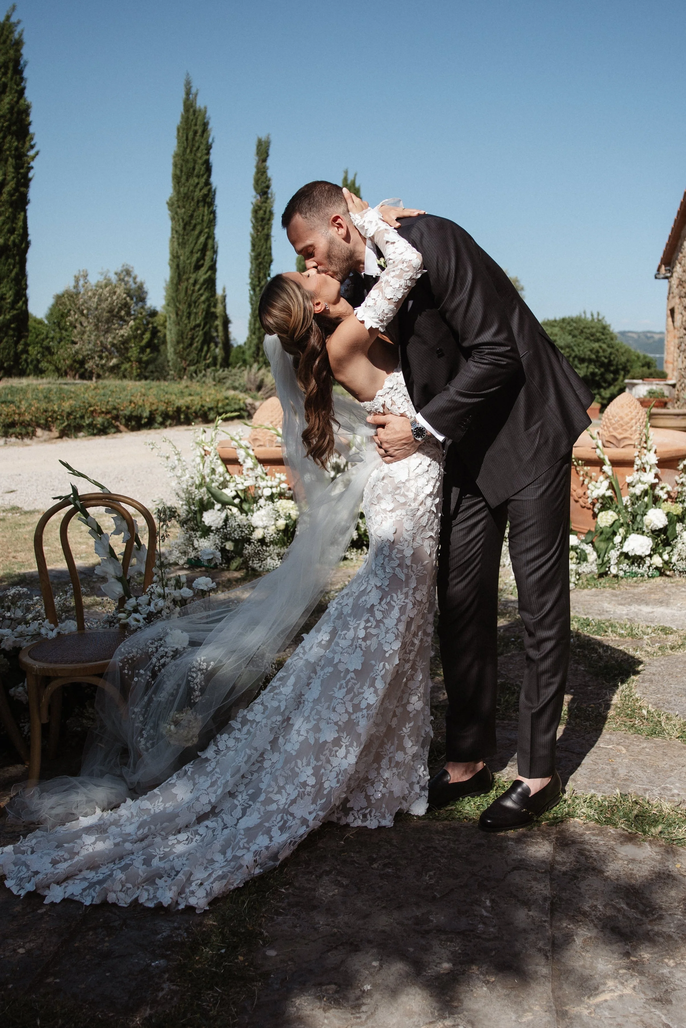 Elegant Tuscany wedding ceremony at Pieve di San Giovanni in Lustignano, surrounded by the Italian countryside, natural greenery and close family and friends.