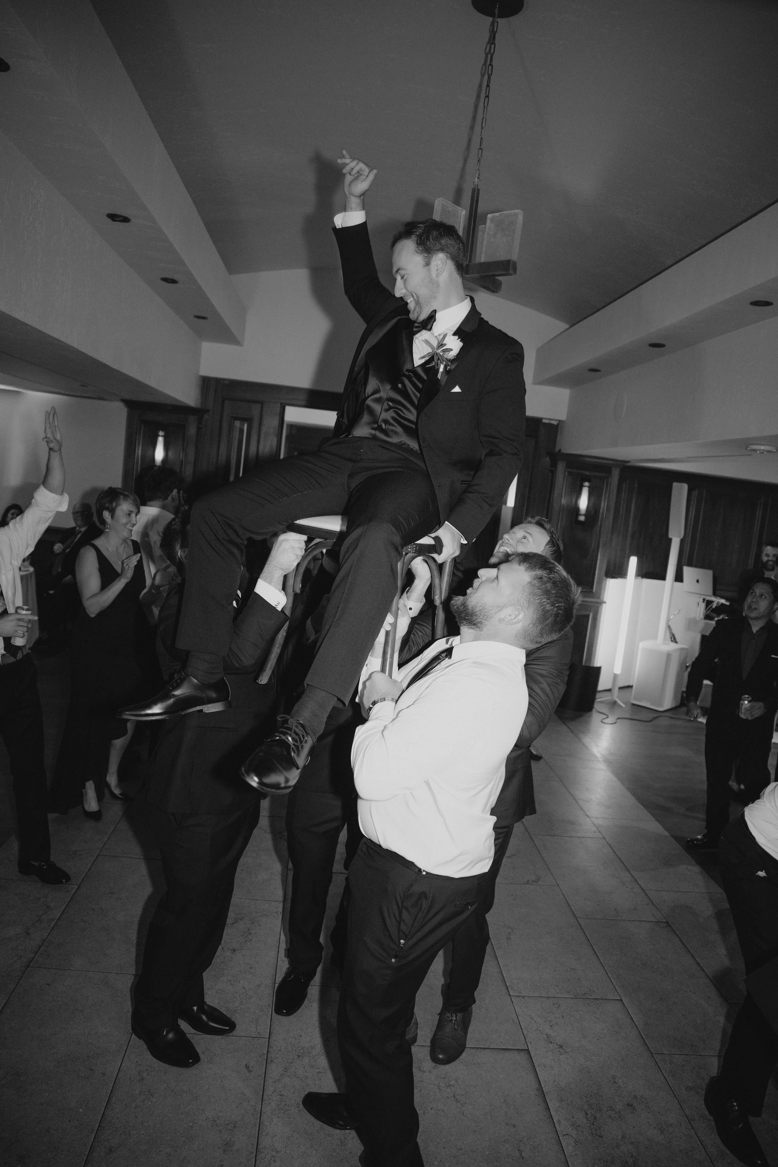 The first dance marked the transition from elegant celebration to an unforgettable party. Guests filled the dance floor as the evening turned lively and joyful, featuring live saxophone and an energetic mix of music. The night ended with a spectacula