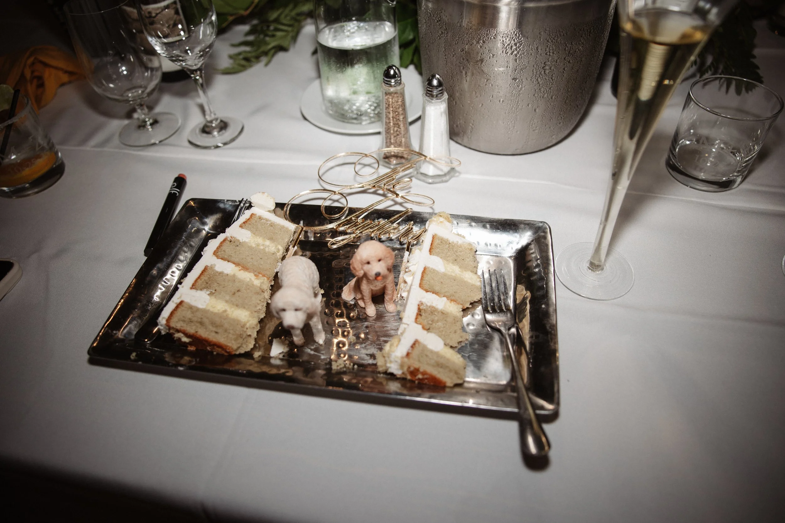 The first dance marked the transition from elegant celebration to an unforgettable party. Guests filled the dance floor as the evening turned lively and joyful, featuring live saxophone and an energetic mix of music. The night ended with a spectacula