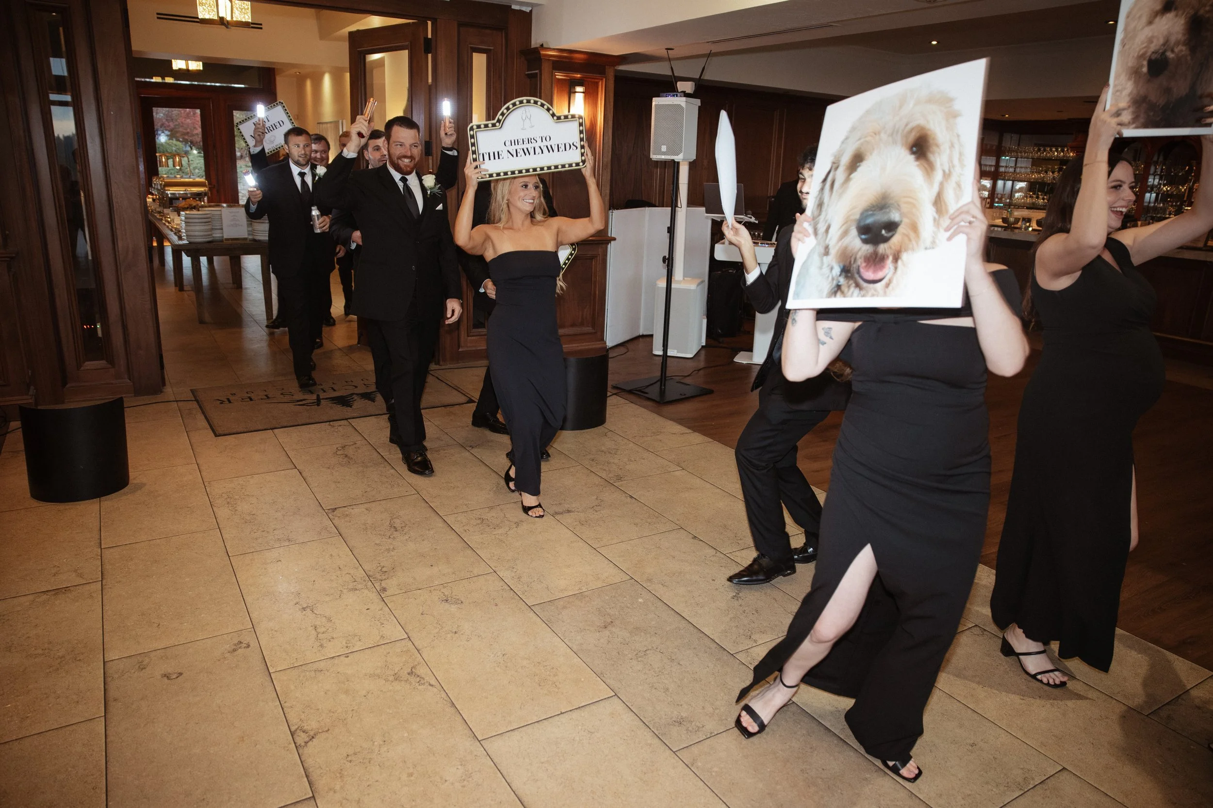 The reception continued the elegant and exclusive atmosphere with beautifully styled tables, soft lighting, and refined details. Dinner was accompanied by heartfelt speeches from family and friends, blending emotion, laughter, and warmth. During suns