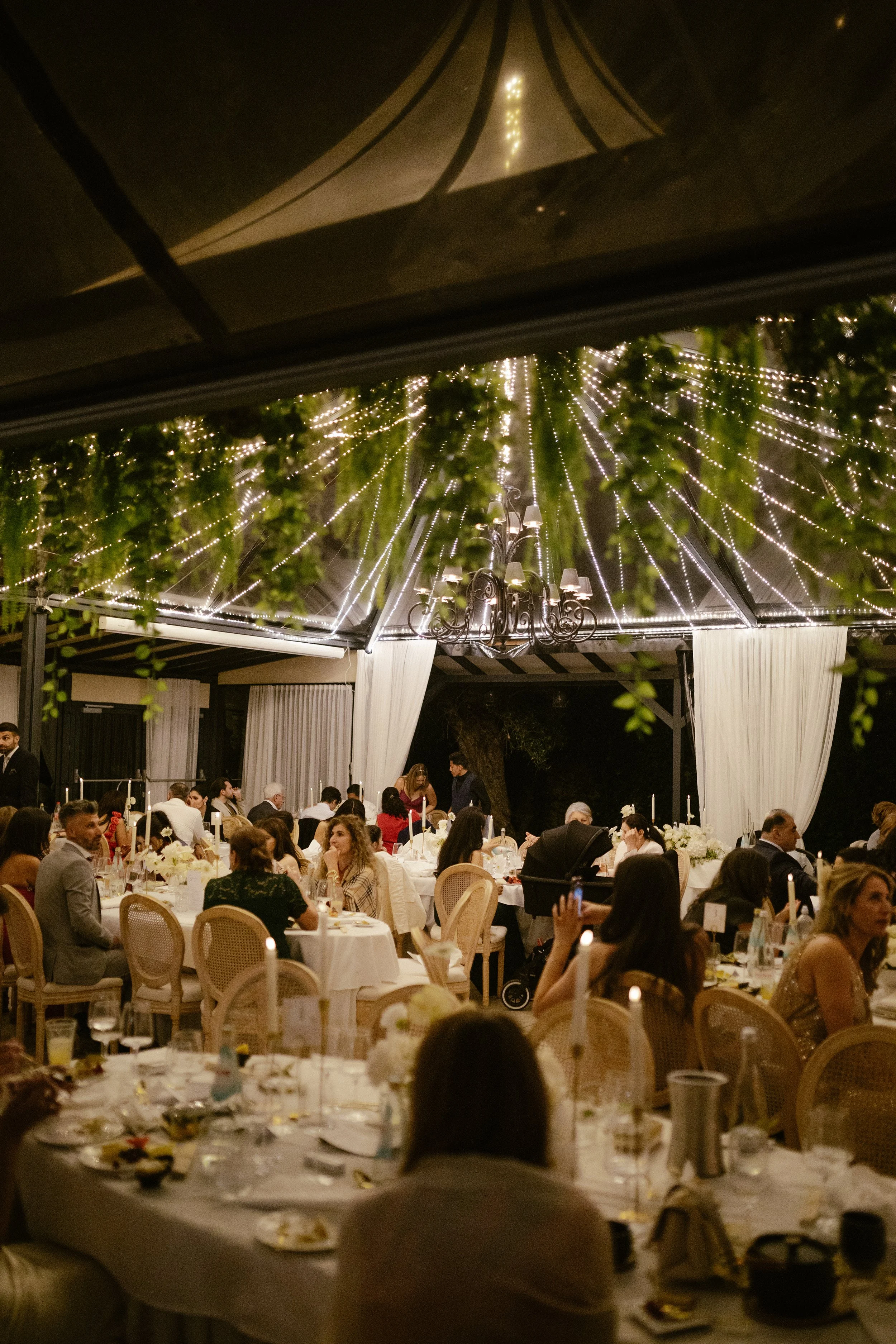 As the evening unfolds, the elegant wedding celebration continues with a beautifully styled dinner at Morrhof Piazza Toscana. Exclusive floral designs, long tables and candlelight set the tone for an intimate reception. Romantic couple portraits, a c