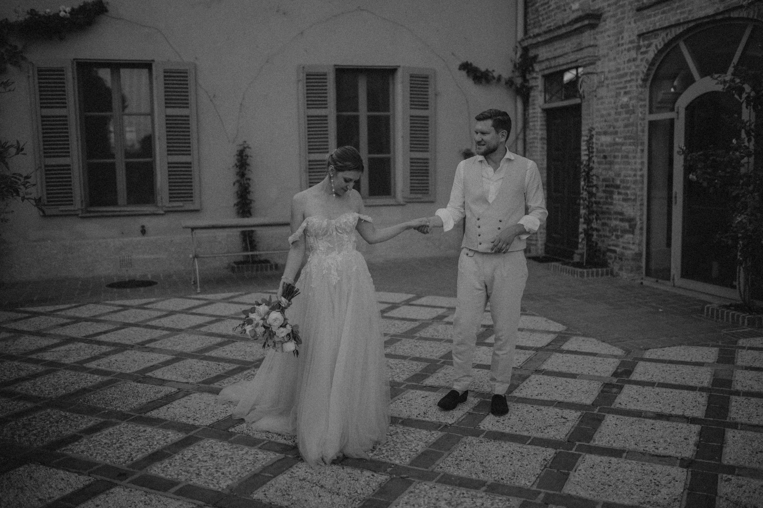 Evening Photoshooting with bride and groom in italy. Relaxed modern casual wedding in piedmont. Wonderful Wedding Location Relais Sant Uffzie. Wedding Dress from Muse by Berta.
