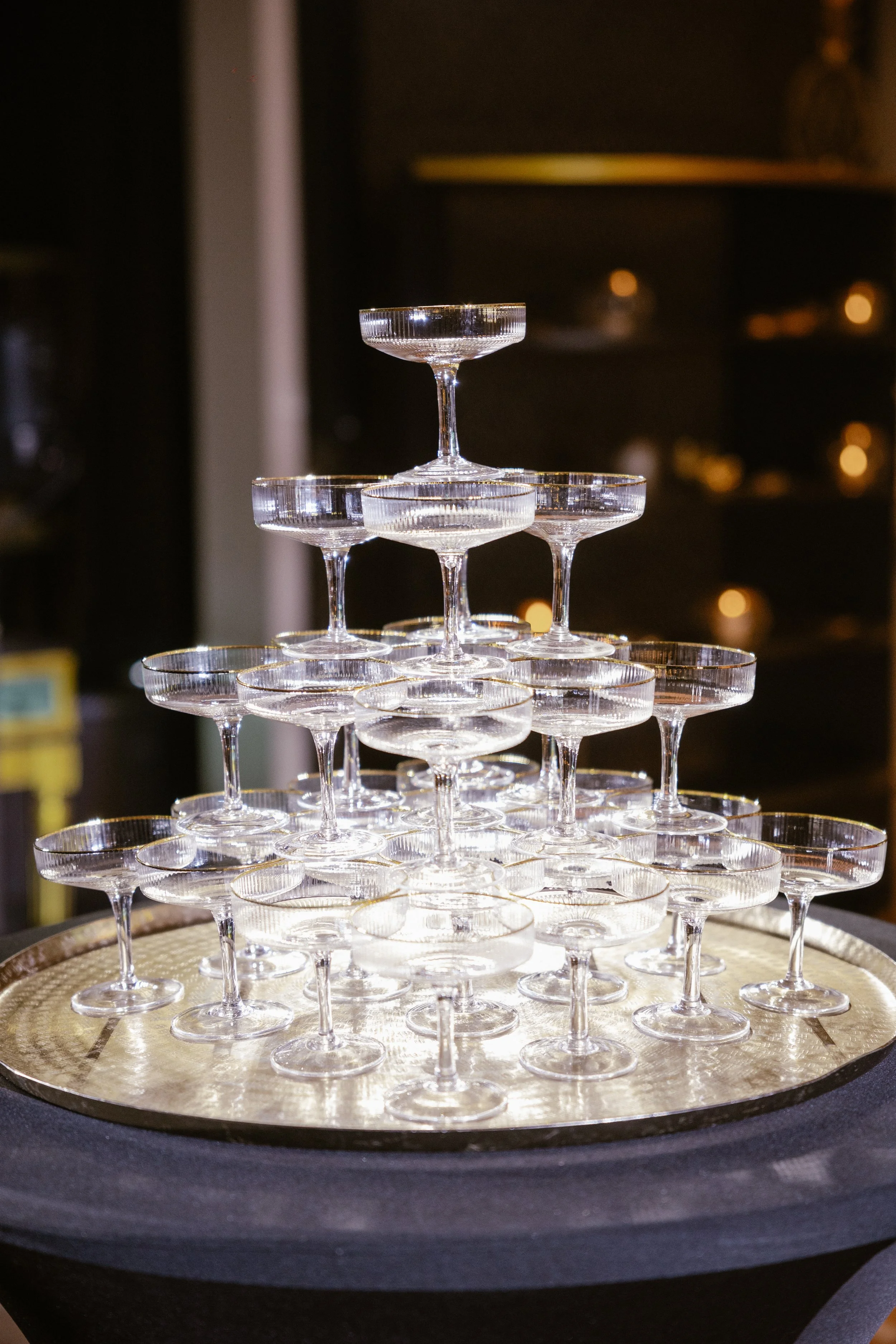 As the evening unfolds, the elegant wedding celebration continues with a beautifully styled dinner at Morrhof Piazza Toscana. Exclusive floral designs, long tables and candlelight set the tone for an intimate reception. Romantic couple portraits, a c