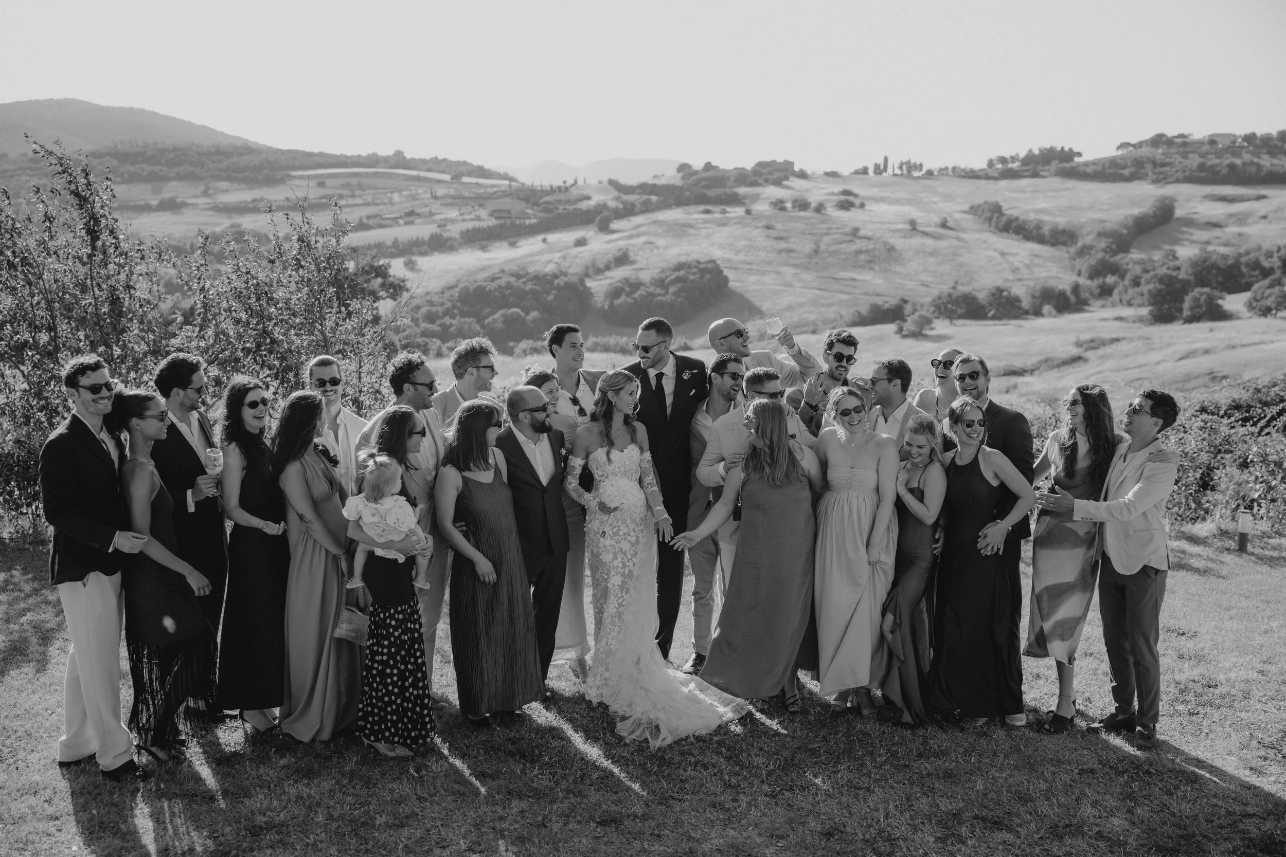 Relaxed and elegant Tuscany wedding dinner under the open sky, with natural white and green wedding styling, long summer evenings and an intimate atmosphere.