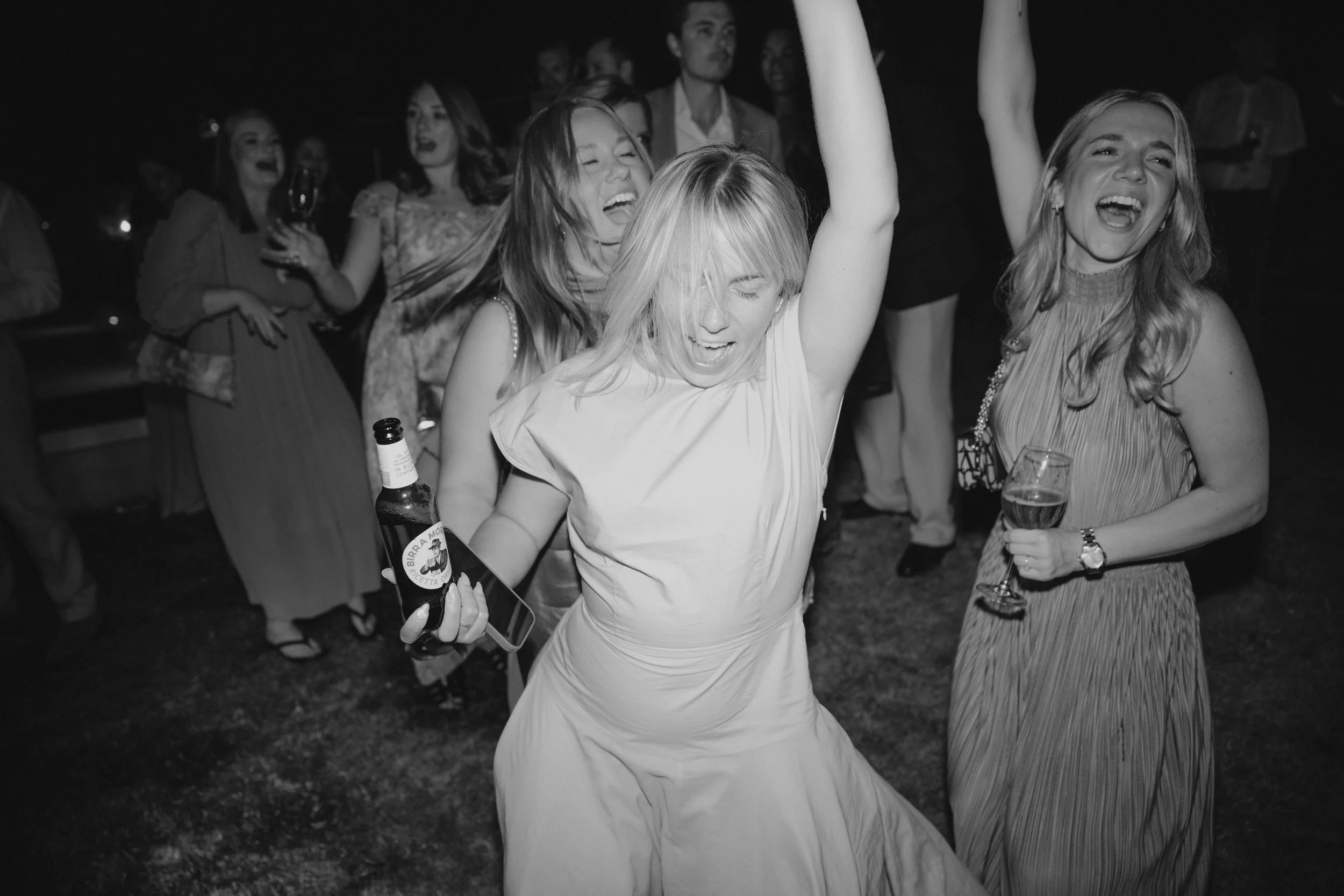 Relaxed Tuscany wedding party with Elisa and Jonas and their closest friends, celebrating with music, dancing and an unforgettable summer atmosphere in Italy.