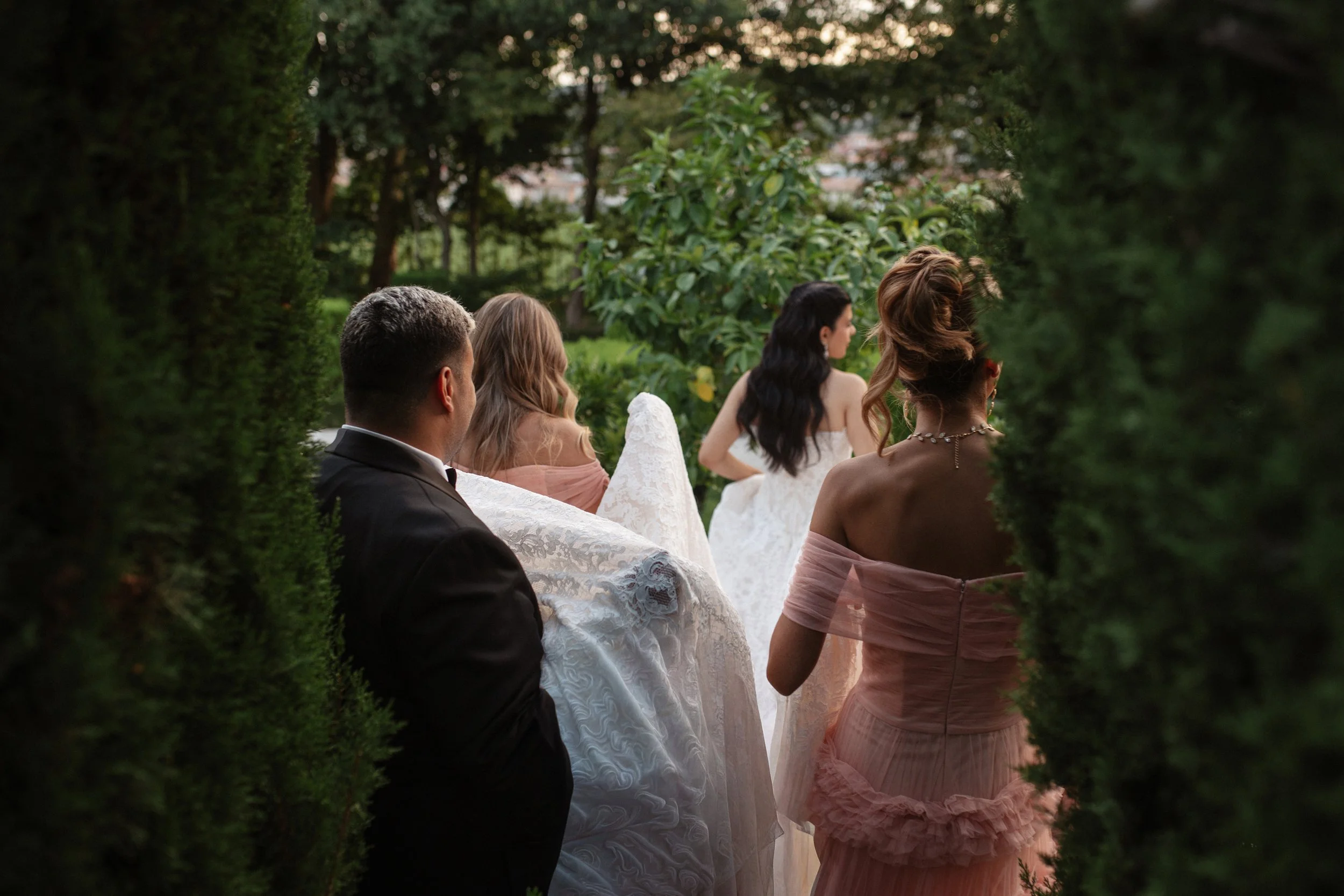 Elegant wedding reception at Villa Rizzardi in Verona with aperitivo, drinks, cake cutting and a stylish Casina cigar area surrounded by the gardens.