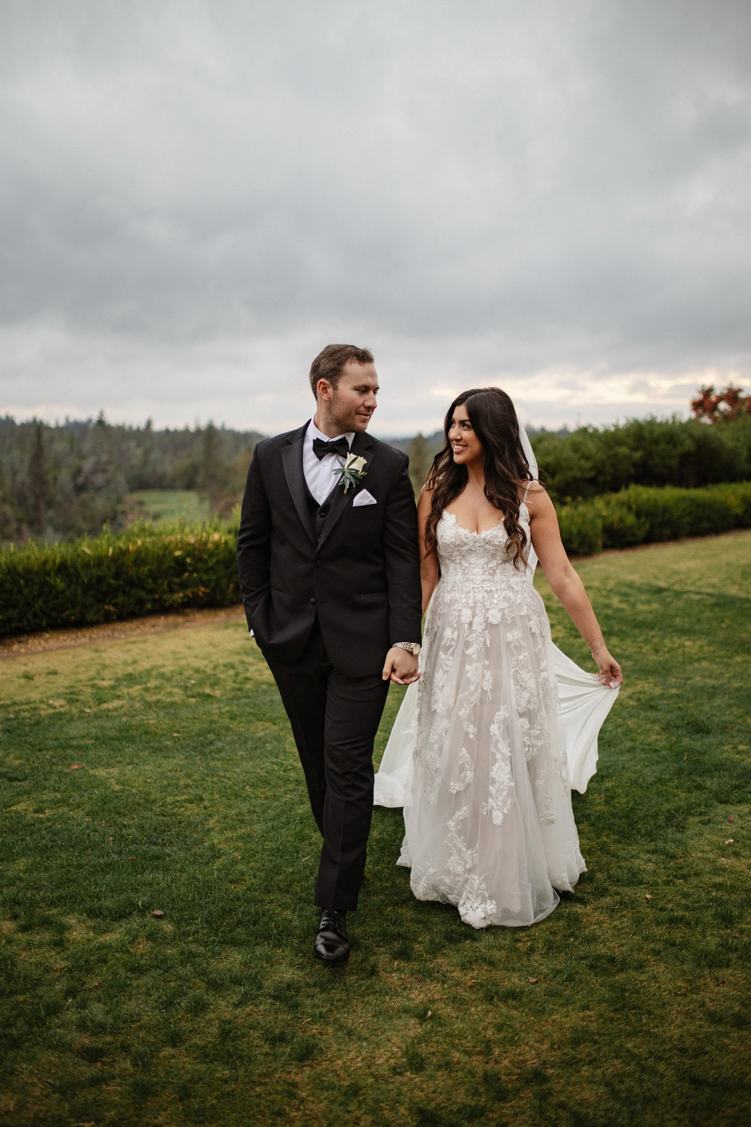 The reception continued the elegant and exclusive atmosphere with beautifully styled tables, soft lighting, and refined details. Dinner was accompanied by heartfelt speeches from family and friends, blending emotion, laughter, and warmth. During suns