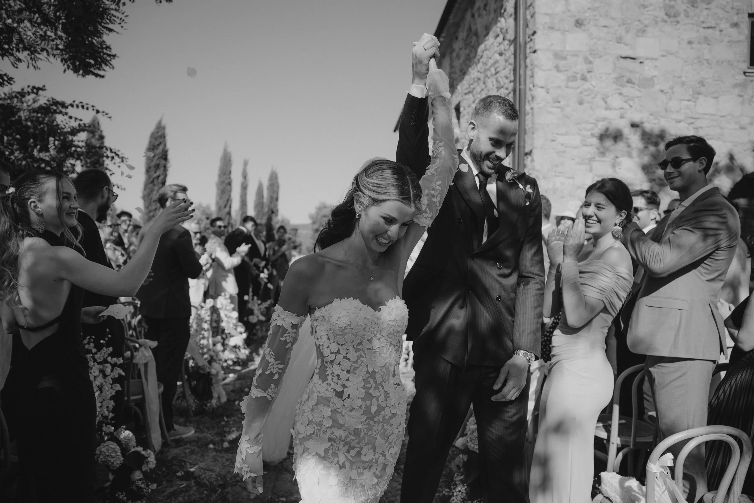 Elegant Tuscany wedding ceremony at Pieve di San Giovanni in Lustignano, surrounded by the Italian countryside, natural greenery and close family and friends.