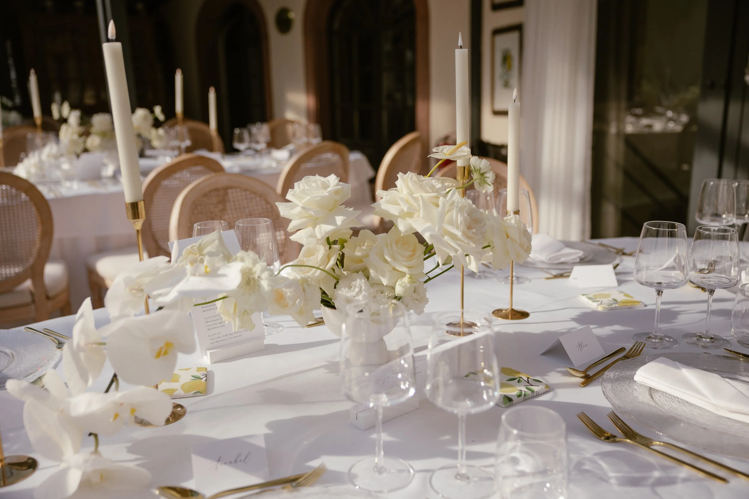 A joyful summer afternoon at the exclusive Morrhof Piazza Toscana, where celebration begins early. Surrounded by warm sunlight, guests gather for music, dancing and heartfelt moments. The iconic first dance on the pool creates a striking contrast of 