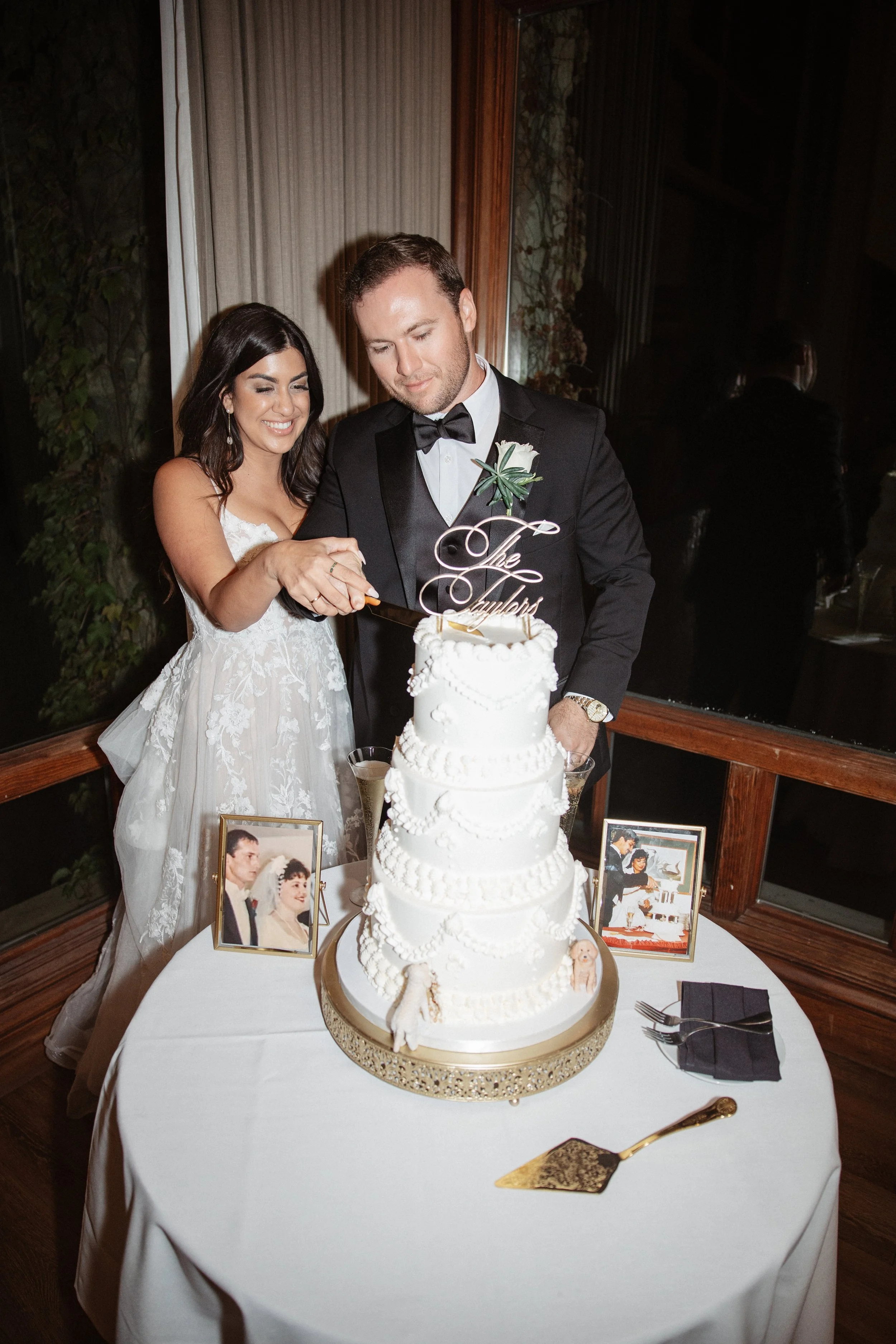 The reception continued the elegant and exclusive atmosphere with beautifully styled tables, soft lighting, and refined details. Dinner was accompanied by heartfelt speeches from family and friends, blending emotion, laughter, and warmth. During suns