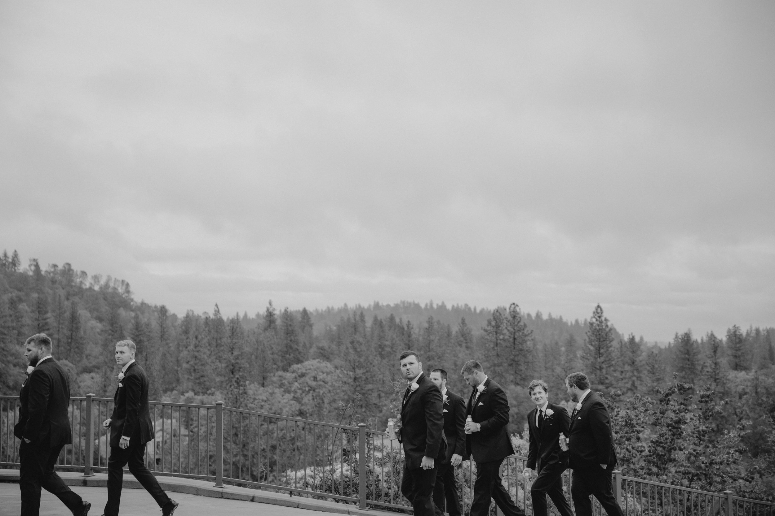 The reception continued the elegant and exclusive atmosphere with beautifully styled tables, soft lighting, and refined details. Dinner was accompanied by heartfelt speeches from family and friends, blending emotion, laughter, and warmth. During suns