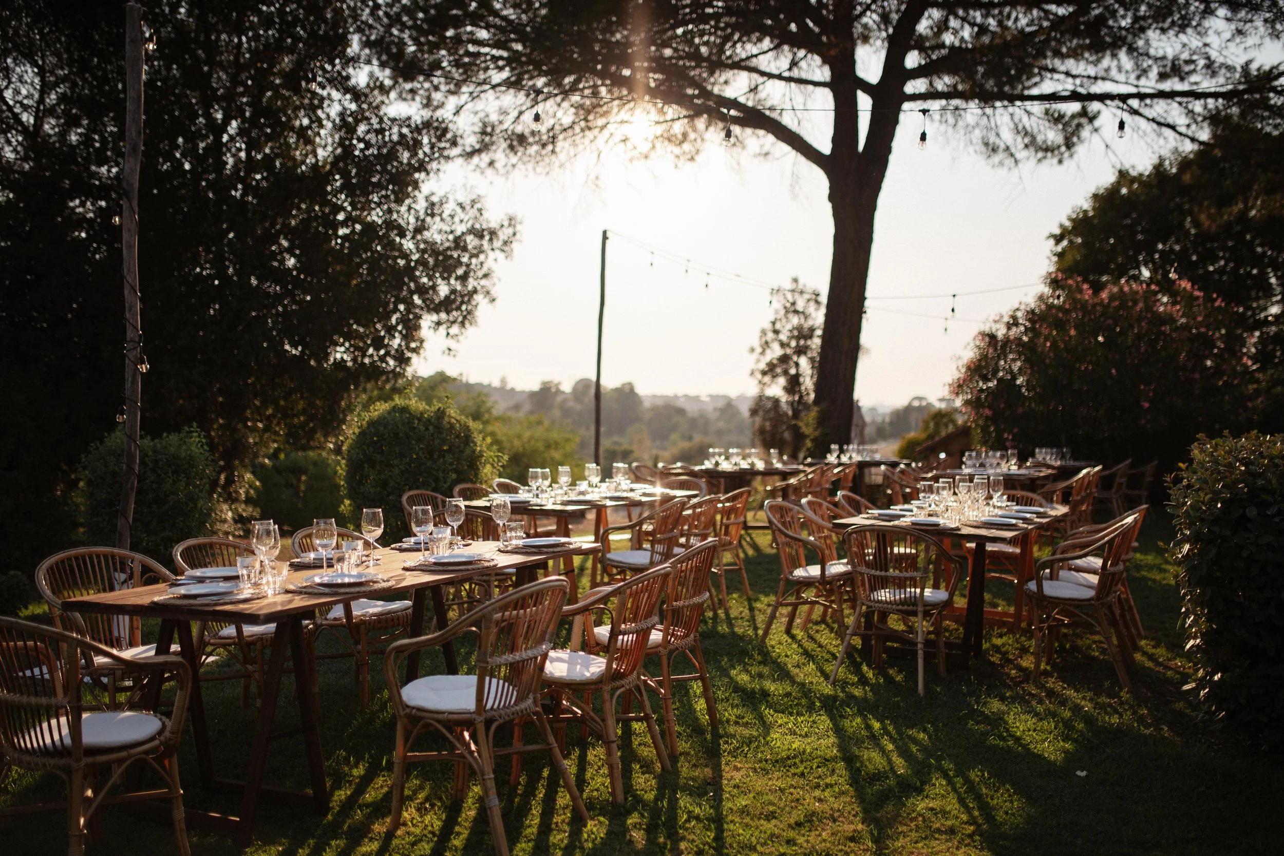 Relaxed welcome dinner at Casale del Gallo in Rome, with Selina and Jamie celebrating with their guests over pizza on a warm Italian summer evening.