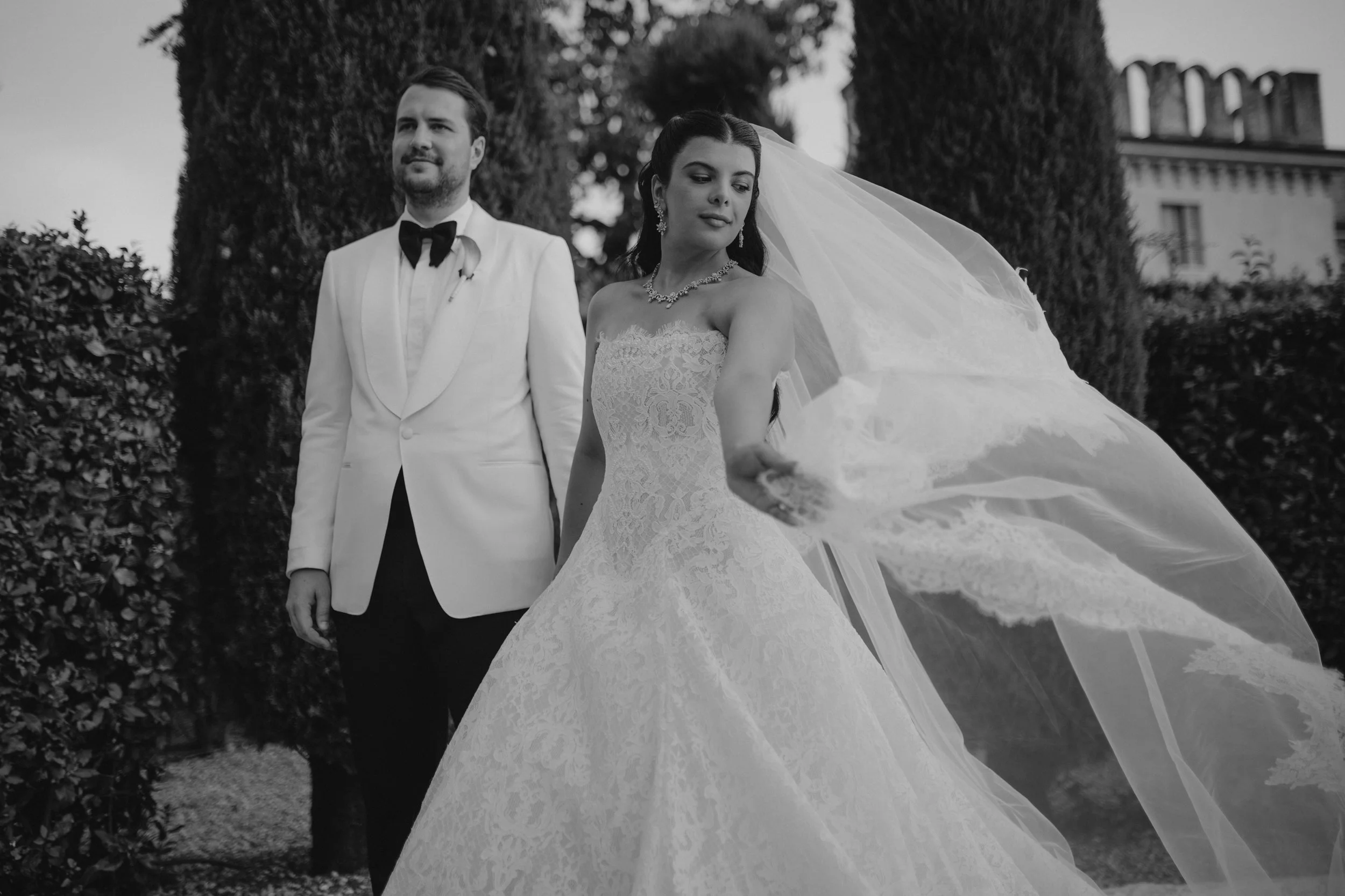 Elegant wedding reception at Villa Rizzardi in Verona with aperitivo, drinks, cake cutting and a stylish Casina cigar area surrounded by the gardens.