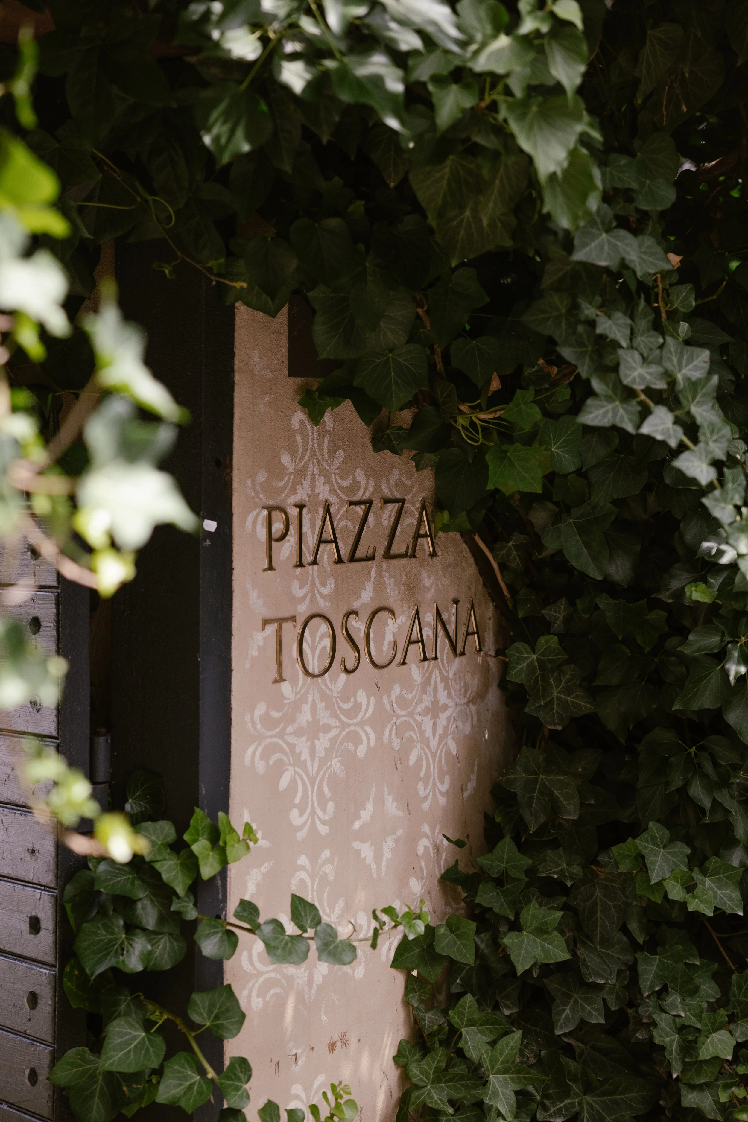 An elegant and exclusive wedding morning at the Morrhof, filled with calm anticipation and intimate moments. Getting ready scenes capture refined details, soft light and emotional connections, while the bride wears a timeless wedding dress by Weise x