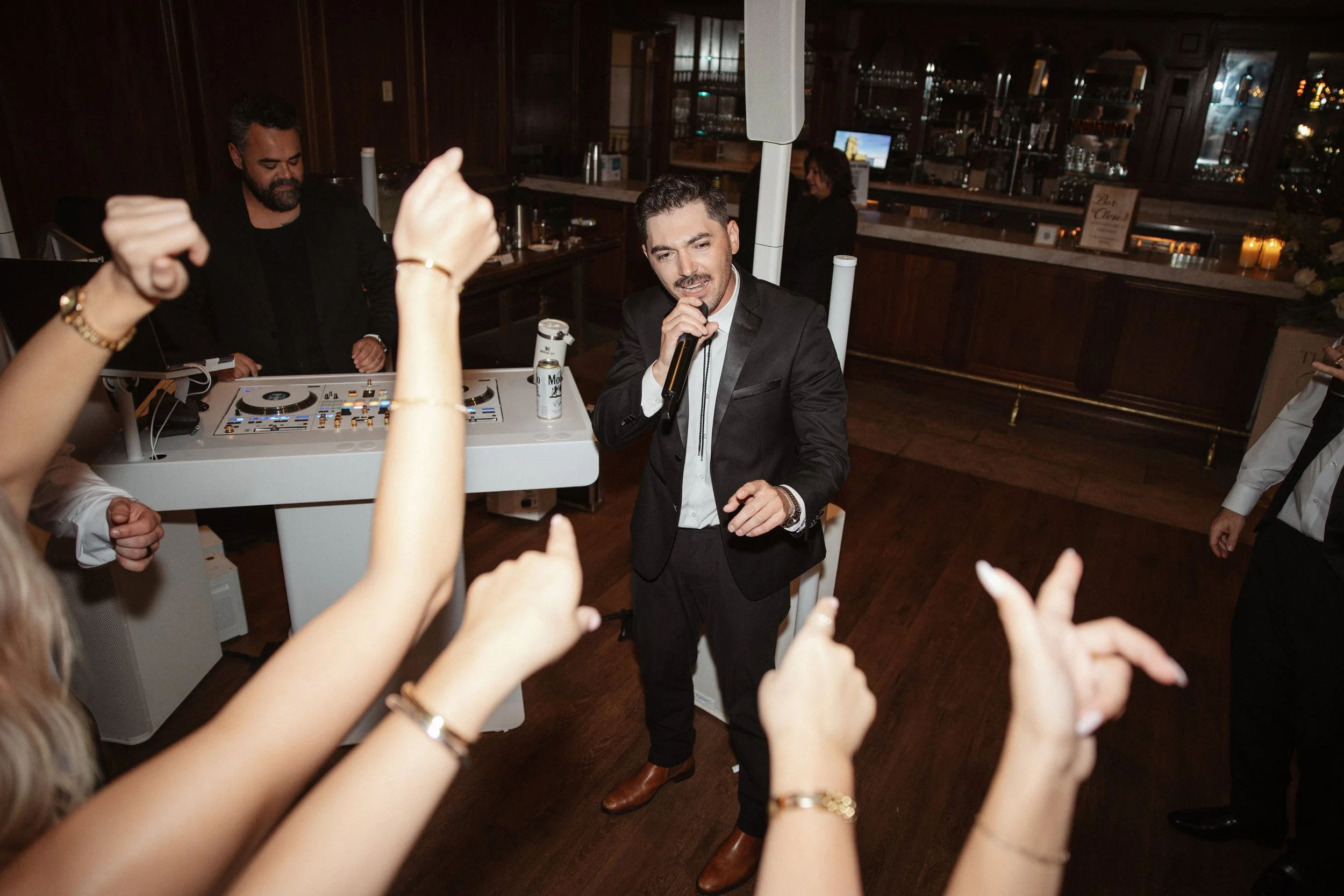 The first dance marked the transition from elegant celebration to an unforgettable party. Guests filled the dance floor as the evening turned lively and joyful, featuring live saxophone and an energetic mix of music. The night ended with a spectacula