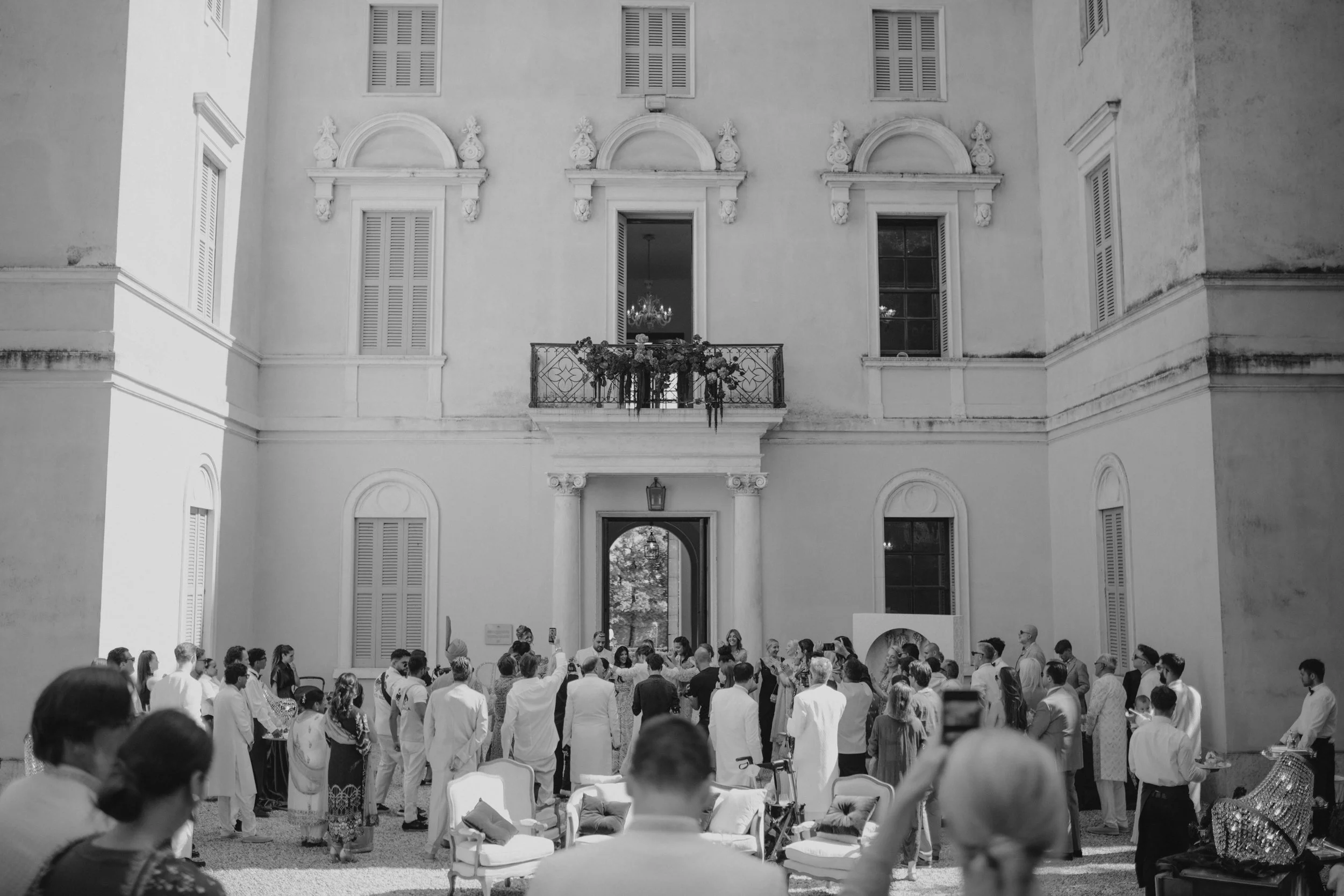 Pakistani wedding celebration in Verona at Villa Rizzardi, featuring traditional clothing, rich red and gold details, music and an elegant cultural setting.