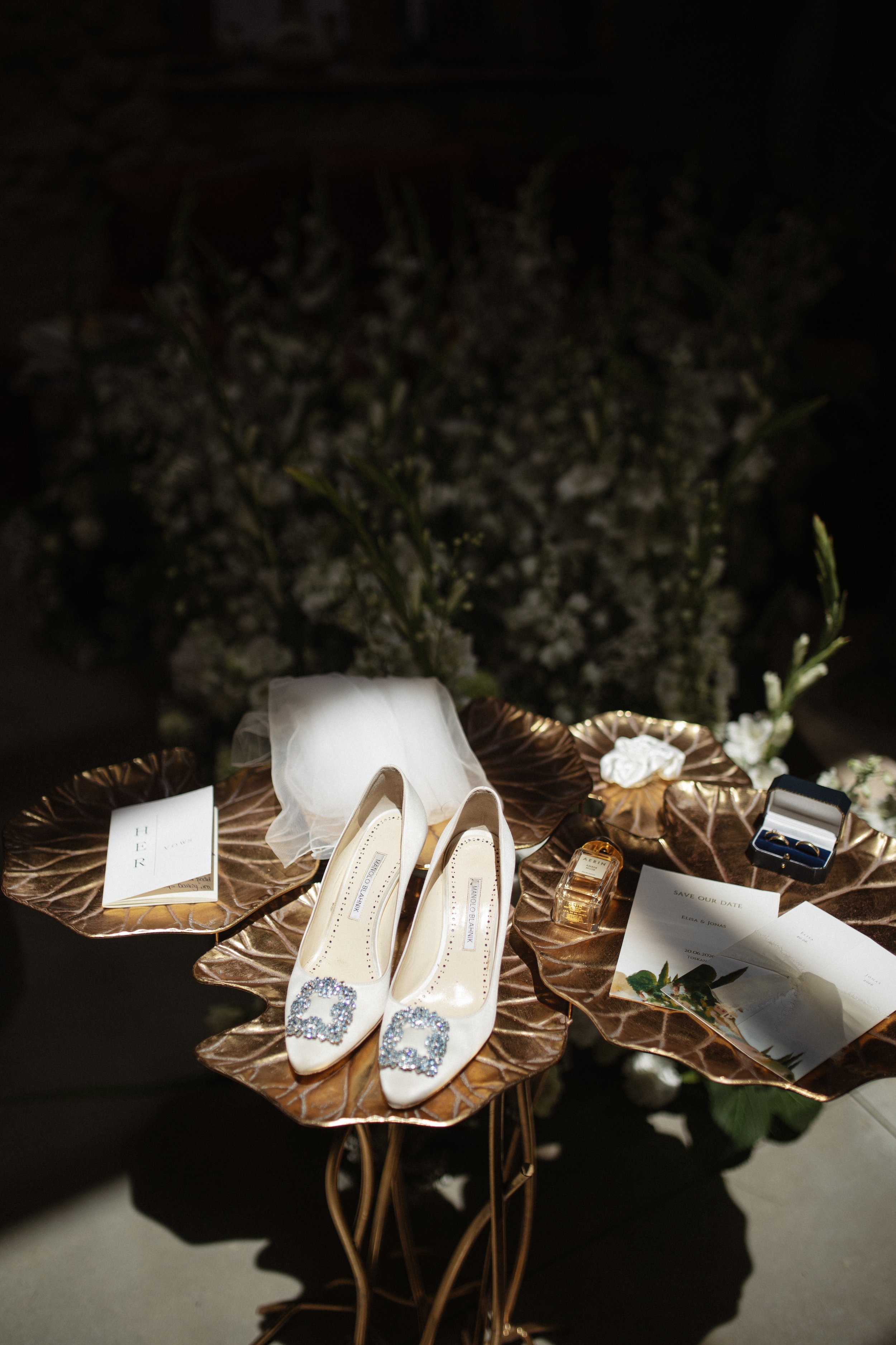 Elegant Tuscany wedding getting ready at Pieve di San Giovanni in Lustignano, with Elisa and Jonas preparing for their wedding surrounded by close friends and family.