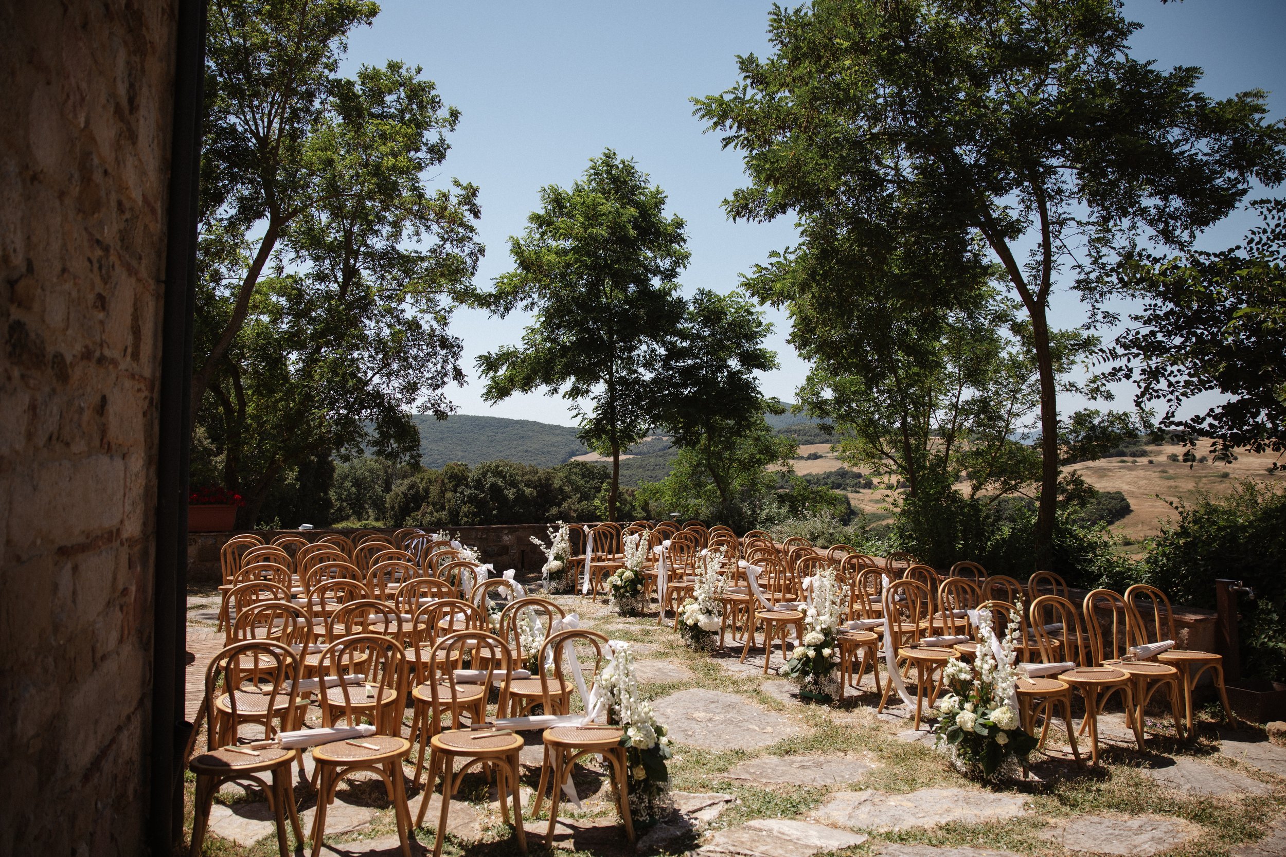 Elegant Tuscany wedding getting ready at Pieve di San Giovanni in Lustignano, with Elisa and Jonas preparing for their wedding surrounded by close friends and family.