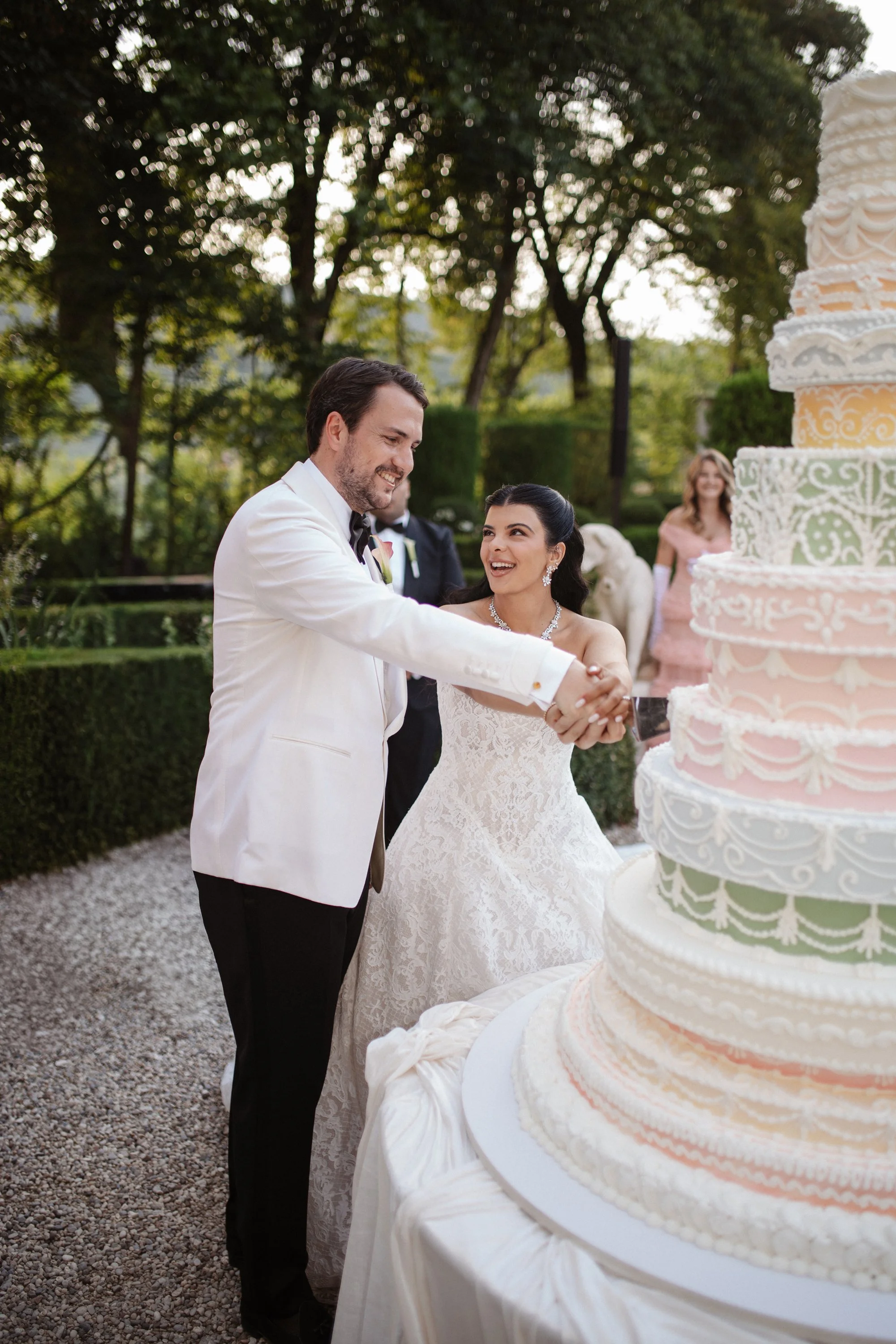 Elegant wedding reception at Villa Rizzardi in Verona with aperitivo, drinks, cake cutting and a stylish Casina cigar area surrounded by the gardens.