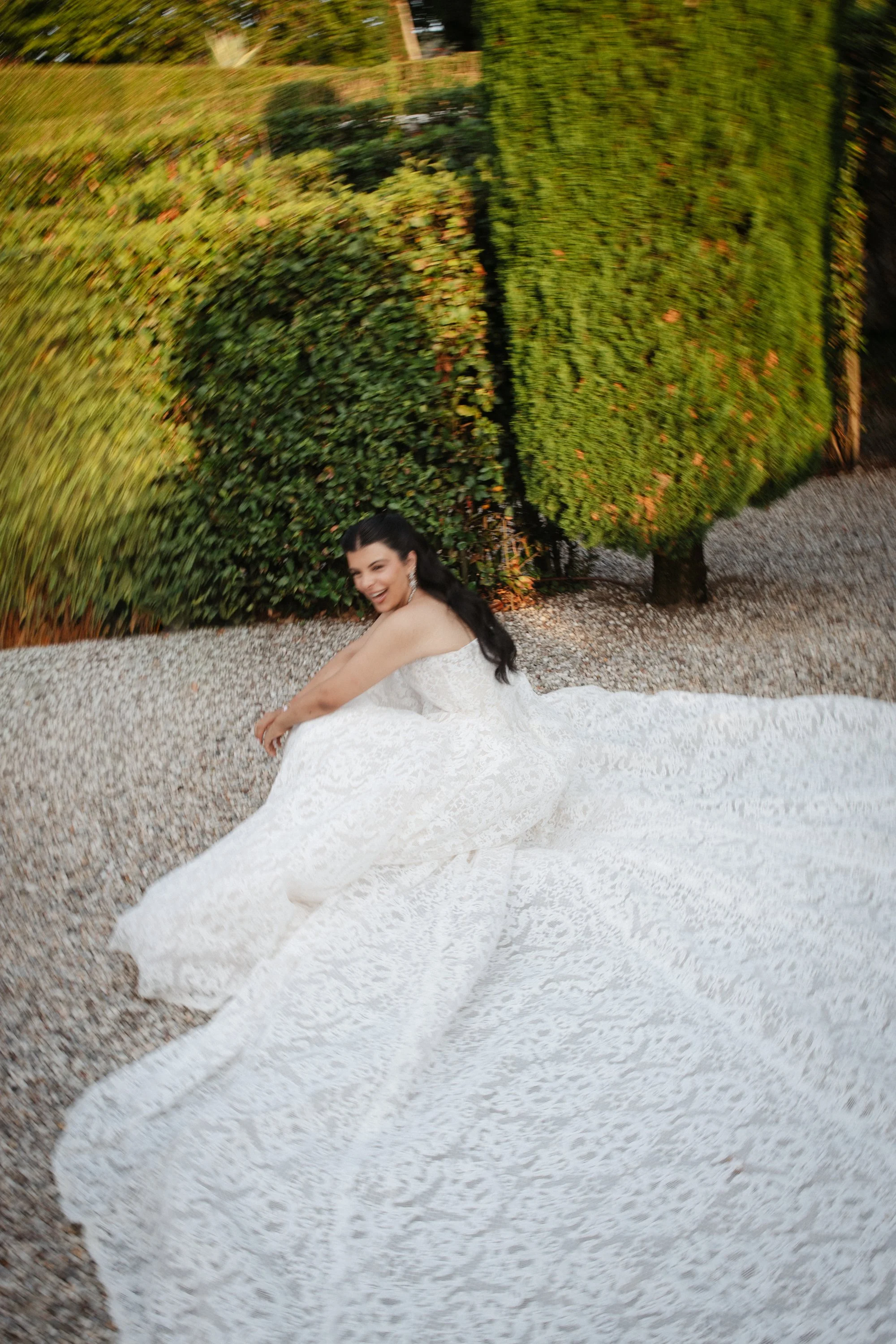 Elegant wedding reception at Villa Rizzardi in Verona with aperitivo, drinks, cake cutting and a stylish Casina cigar area surrounded by the gardens.