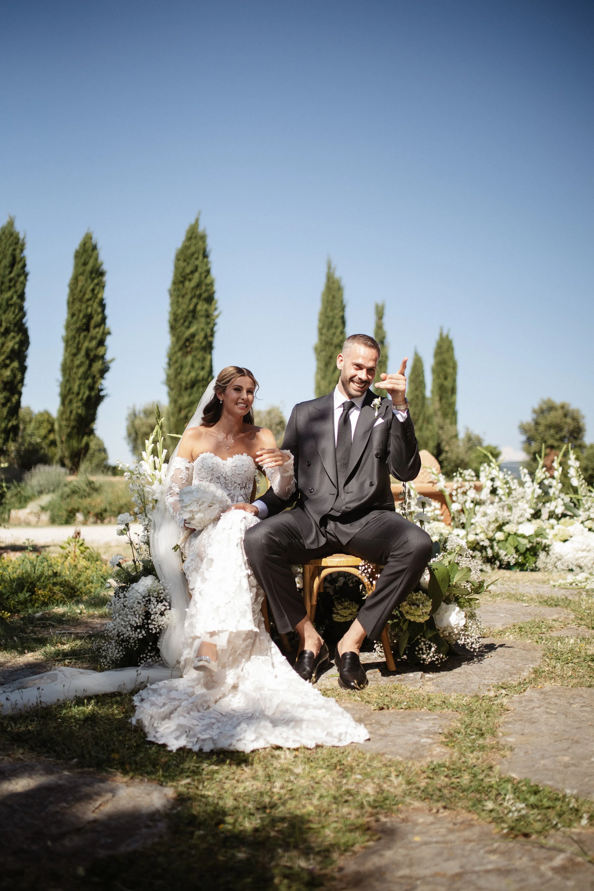 Elegant Tuscany wedding ceremony at Pieve di San Giovanni in Lustignano, surrounded by the Italian countryside, natural greenery and close family and friends.