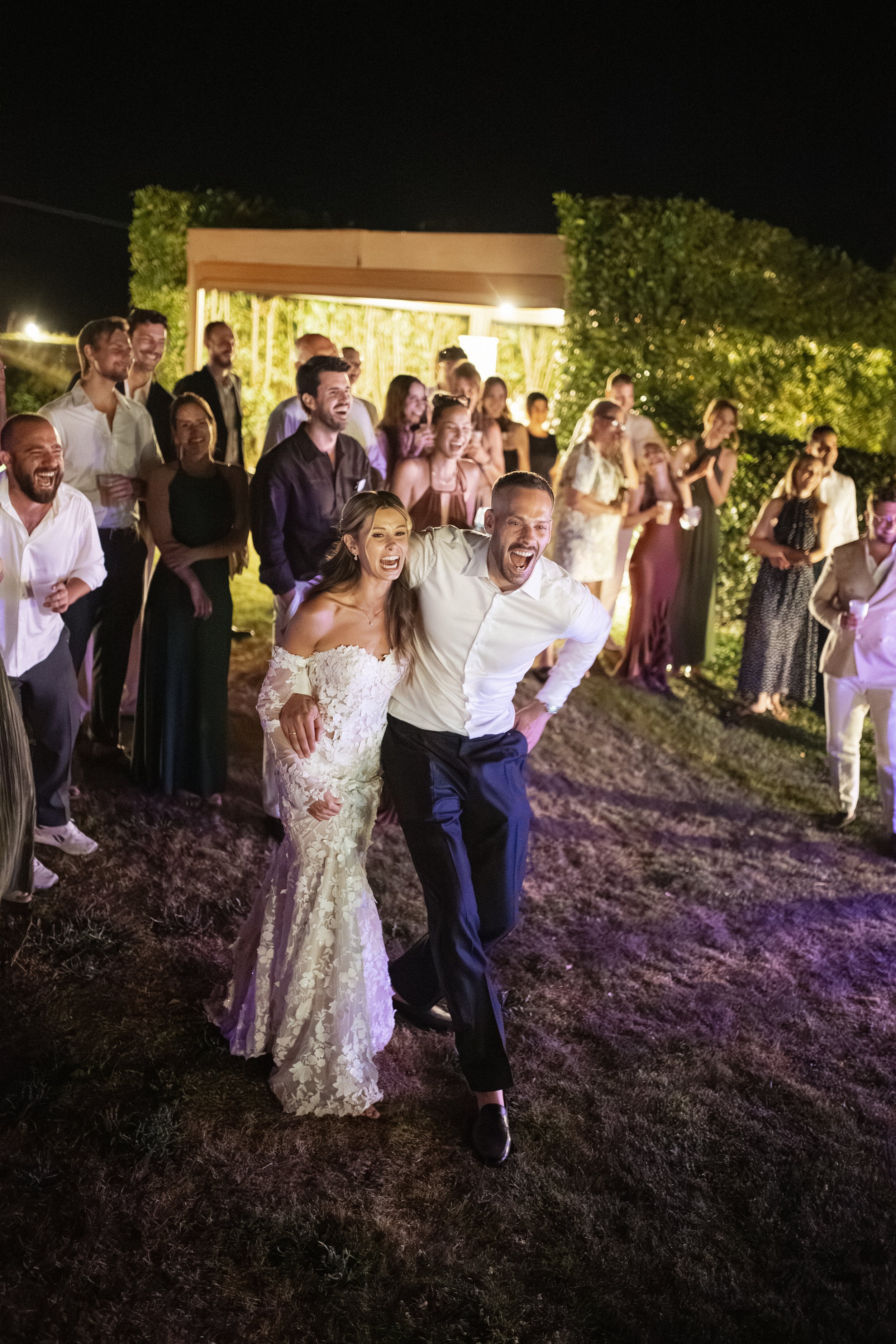 Relaxed Tuscany wedding party with Elisa and Jonas and their closest friends, celebrating with music, dancing and an unforgettable summer atmosphere in Italy.