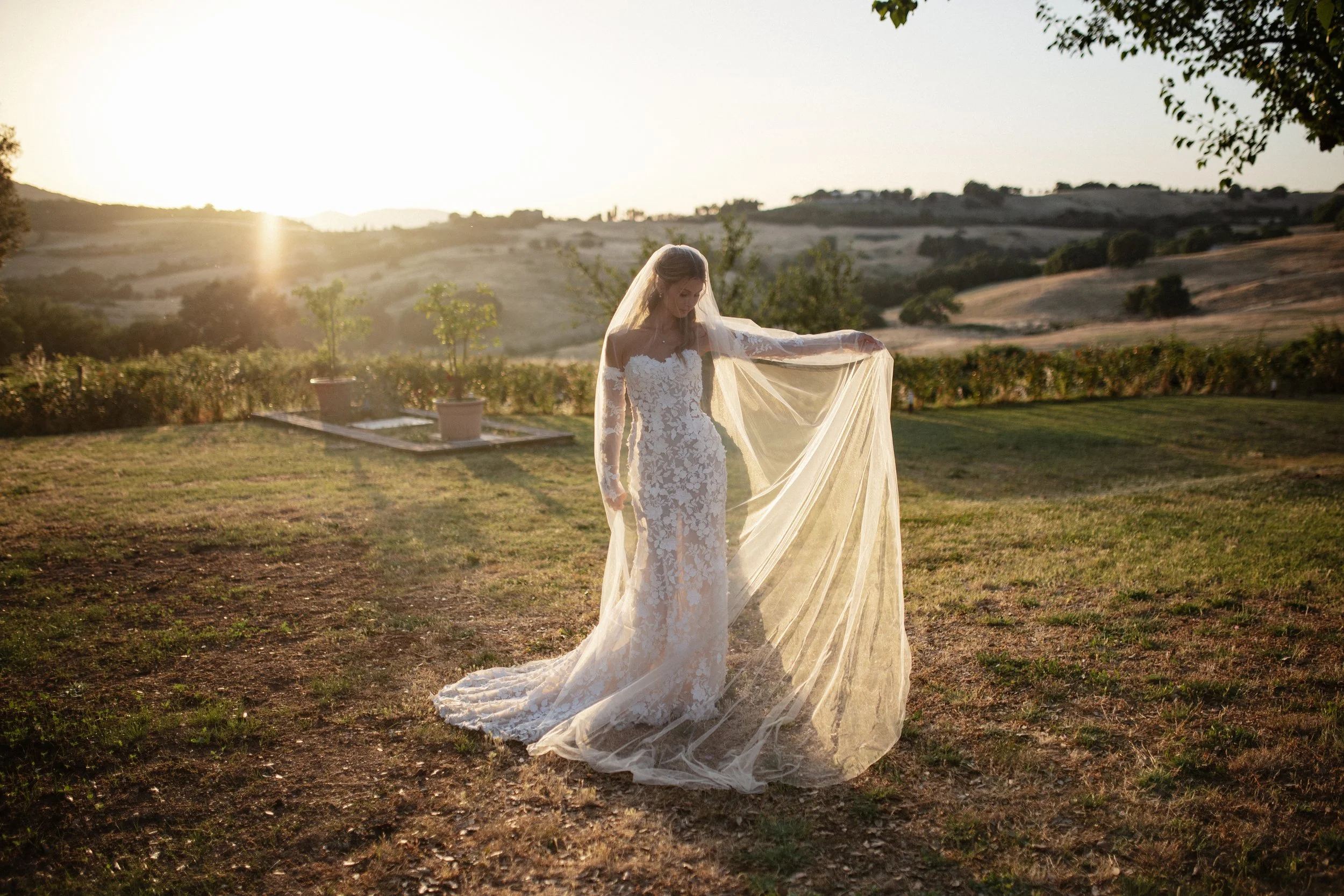 Elegant Tuscany wedding couple portraits in the warm Italian evening light, combining the rustic architecture and natural landscape of Lustignano with a timeless wedding aesthetic.