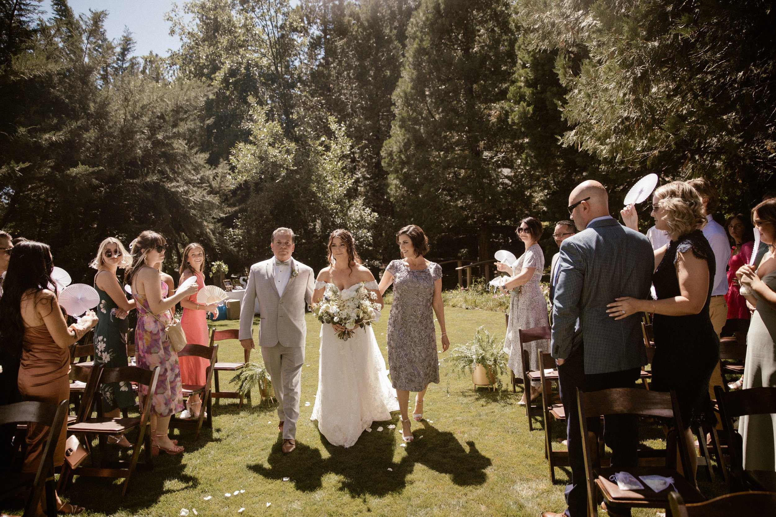 Freie Trauung im Black Bear Inn, Arnold, California USA. Summer Outdoor Wedding.