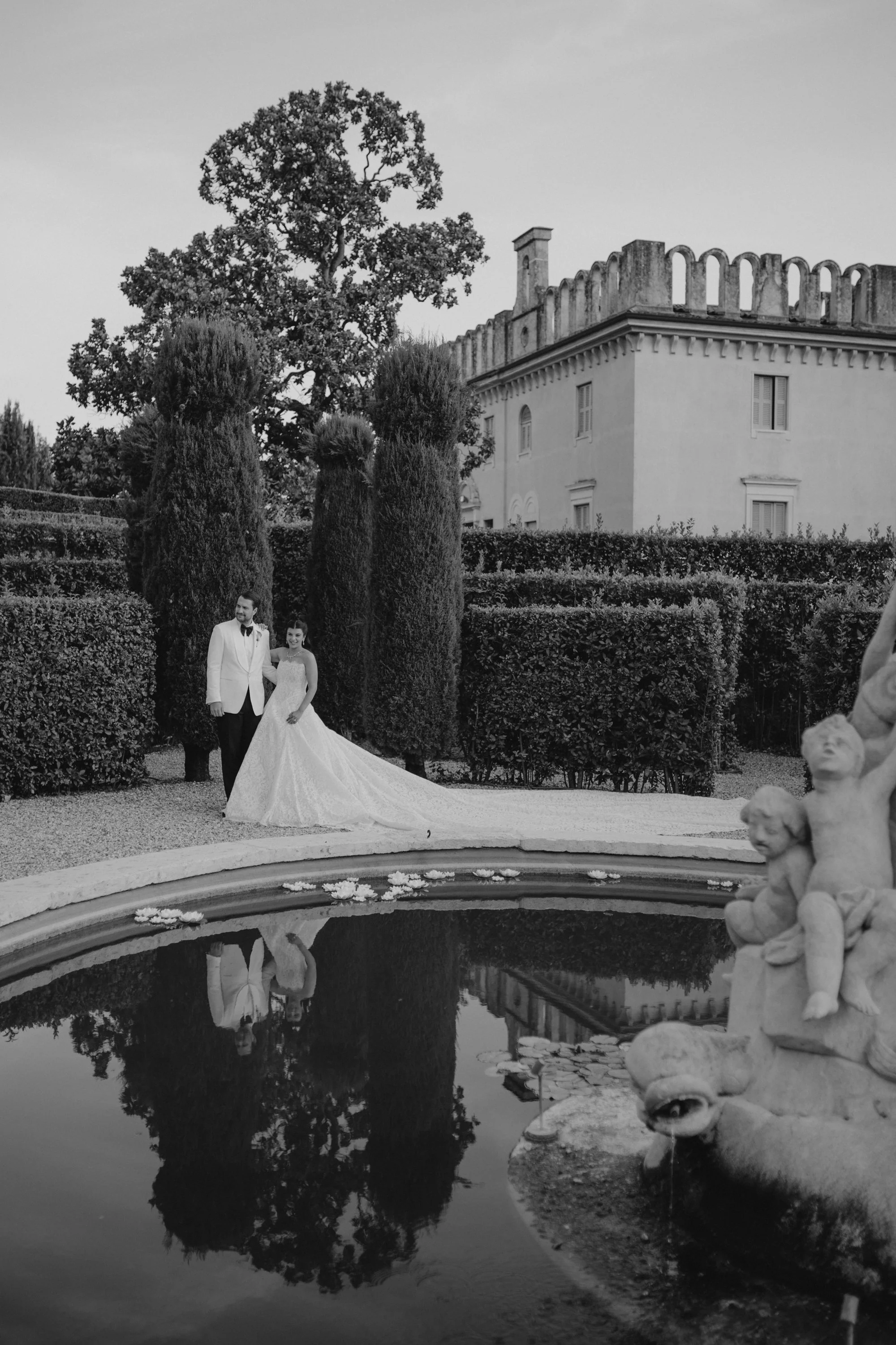 Elegant wedding reception at Villa Rizzardi in Verona with aperitivo, drinks, cake cutting and a stylish Casina cigar area surrounded by the gardens.