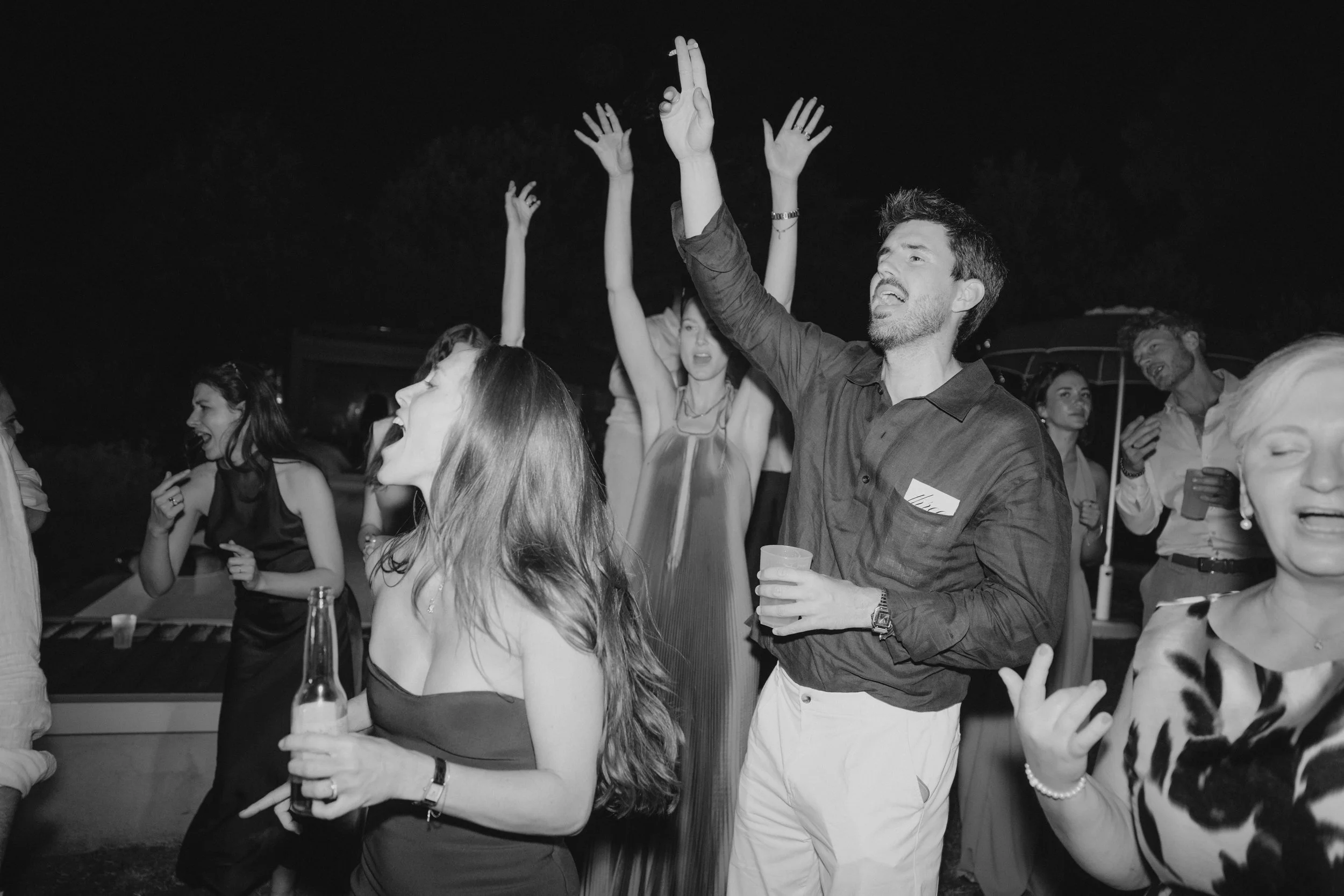 Relaxed Tuscany wedding party with Elisa and Jonas and their closest friends, celebrating with music, dancing and an unforgettable summer atmosphere in Italy.