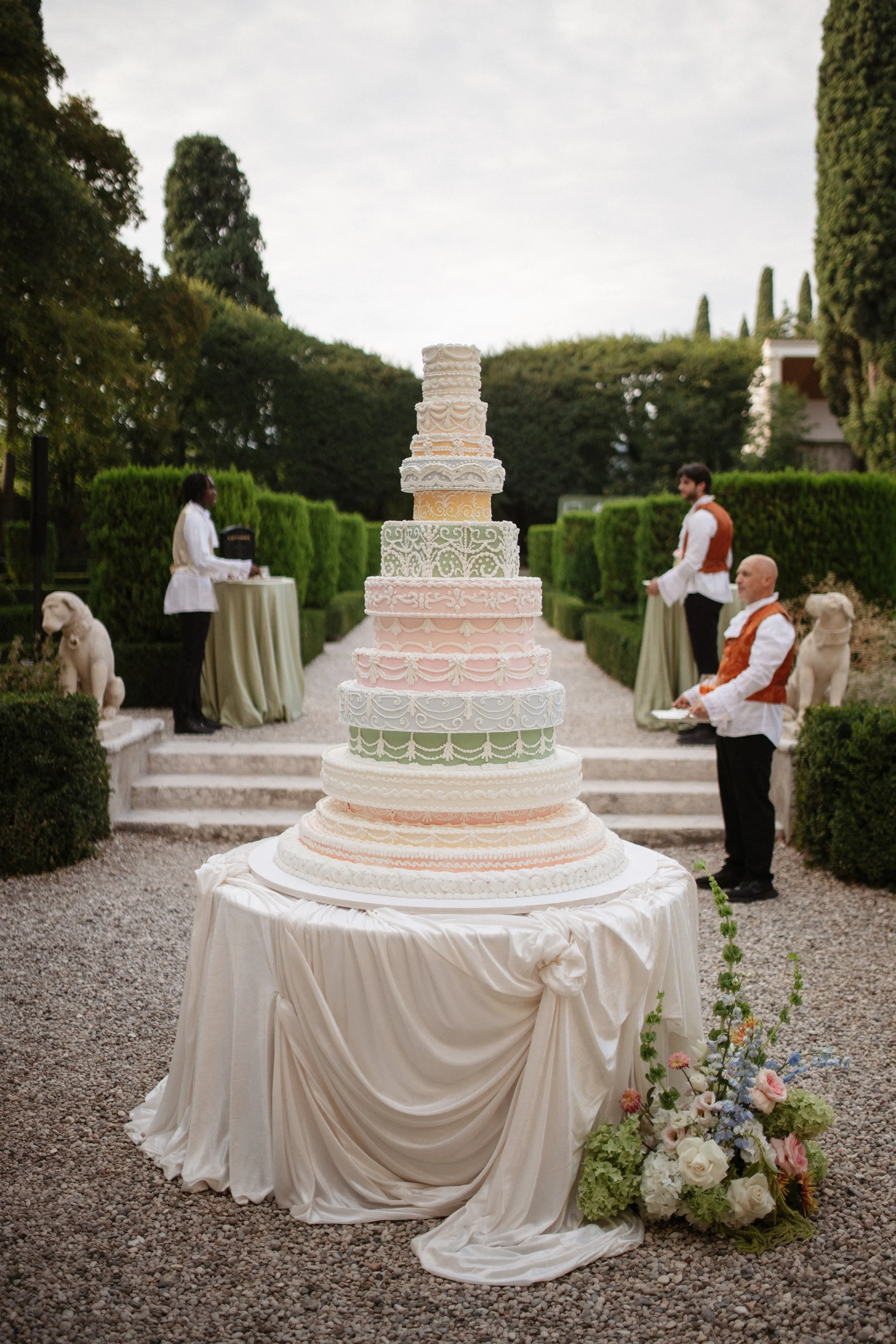 Elegant wedding reception at Villa Rizzardi in Verona with aperitivo, drinks, cake cutting and a stylish Casina cigar area surrounded by the gardens.