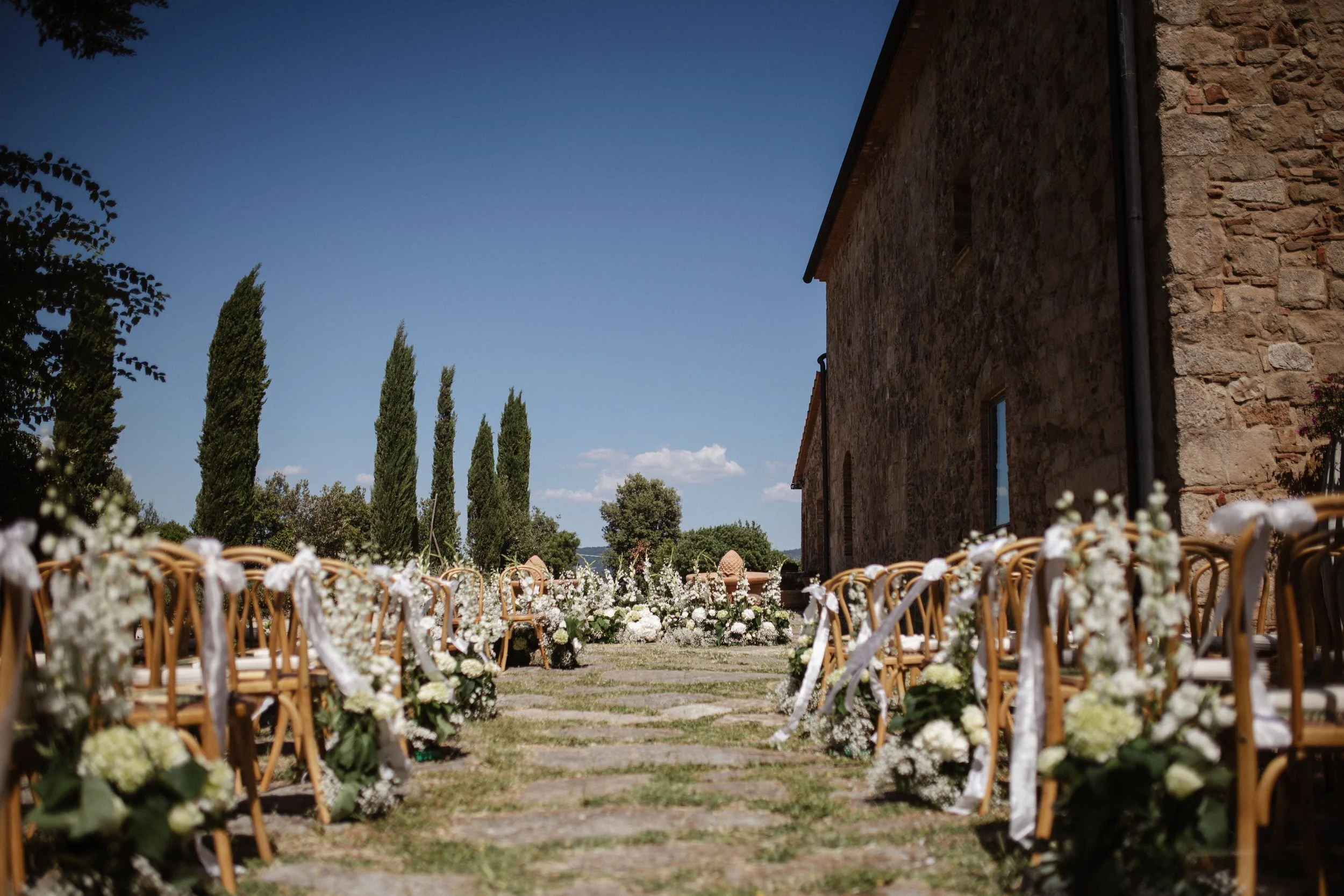 Elegant Tuscany wedding getting ready at Pieve di San Giovanni in Lustignano, with Elisa and Jonas preparing for their wedding surrounded by close friends and family.