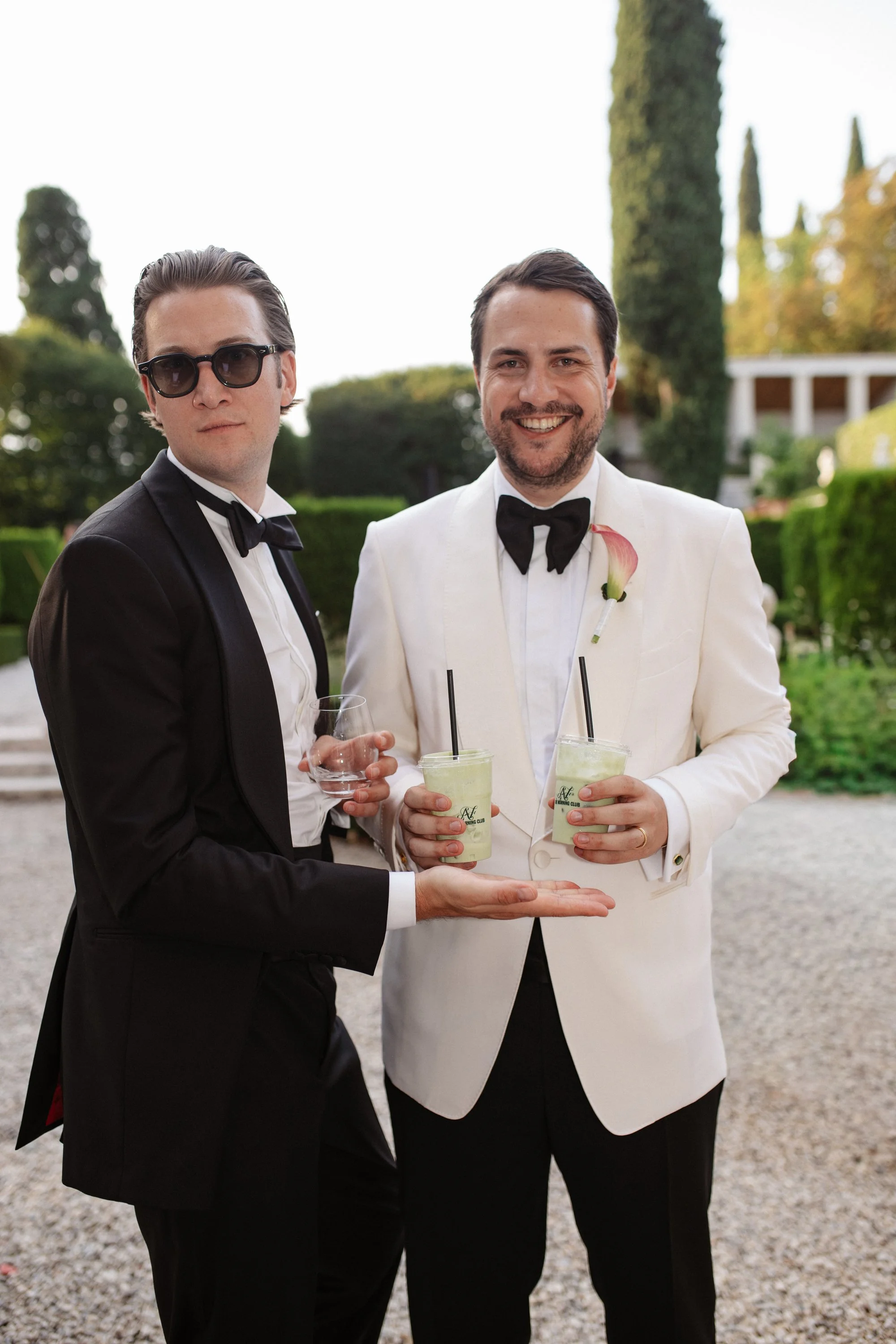 Elegant wedding reception at Villa Rizzardi in Verona with aperitivo, drinks, cake cutting and a stylish Casina cigar area surrounded by the gardens.