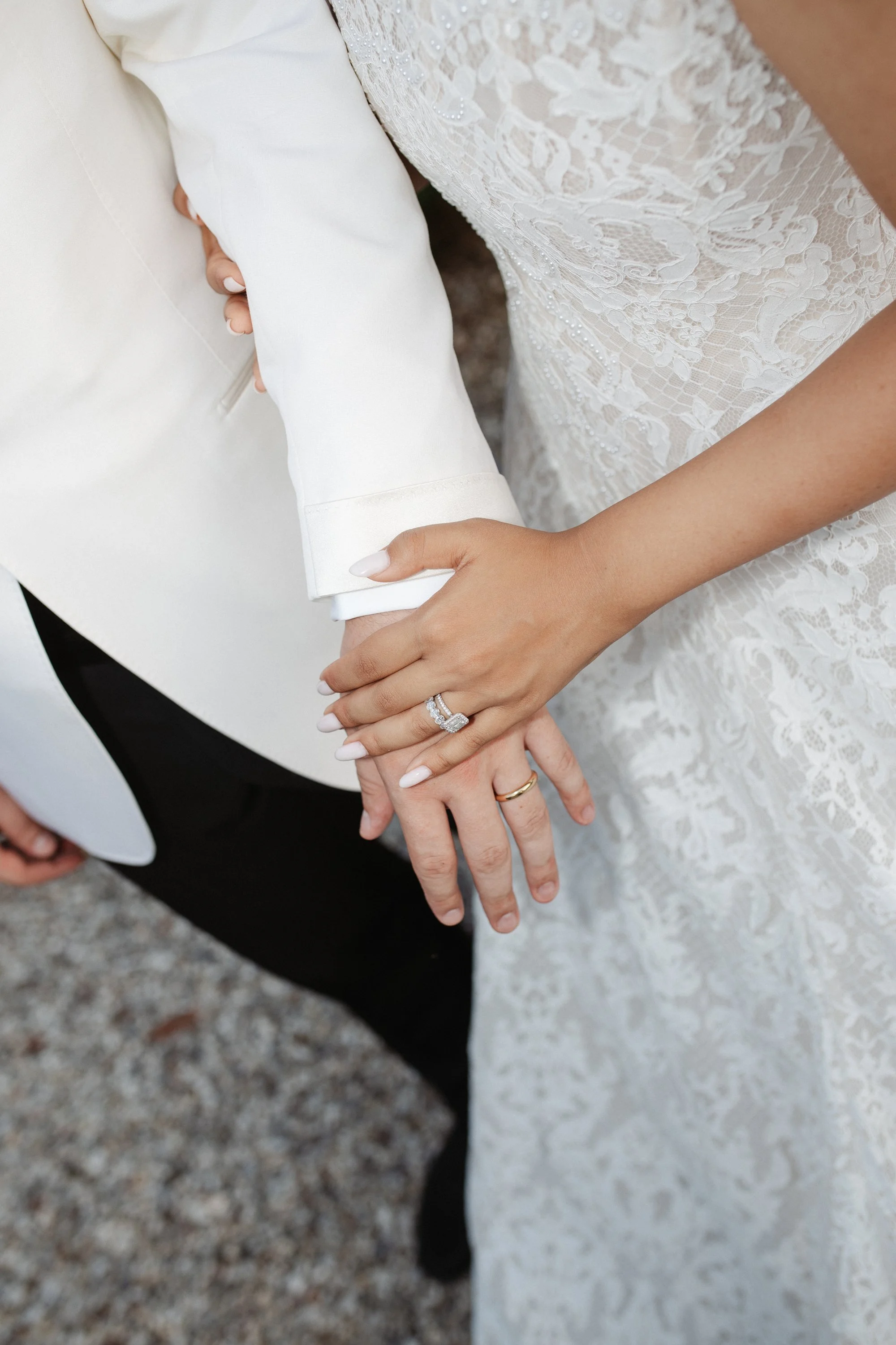 Elegant wedding reception at Villa Rizzardi in Verona with aperitivo, drinks, cake cutting and a stylish Casina cigar area surrounded by the gardens.