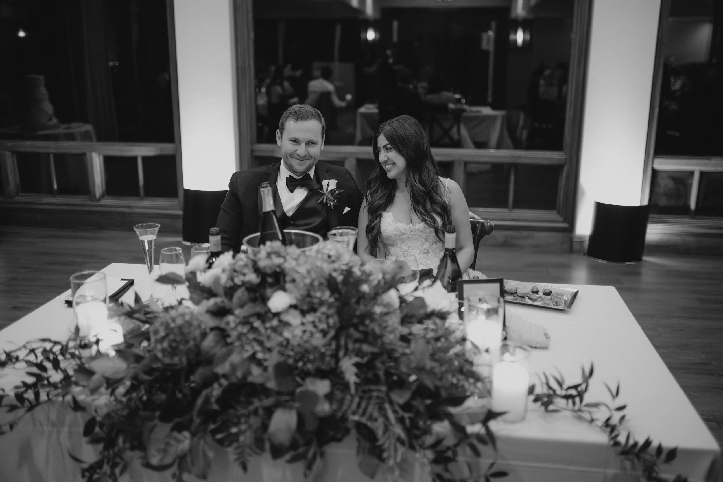 The reception continued the elegant and exclusive atmosphere with beautifully styled tables, soft lighting, and refined details. Dinner was accompanied by heartfelt speeches from family and friends, blending emotion, laughter, and warmth. During suns